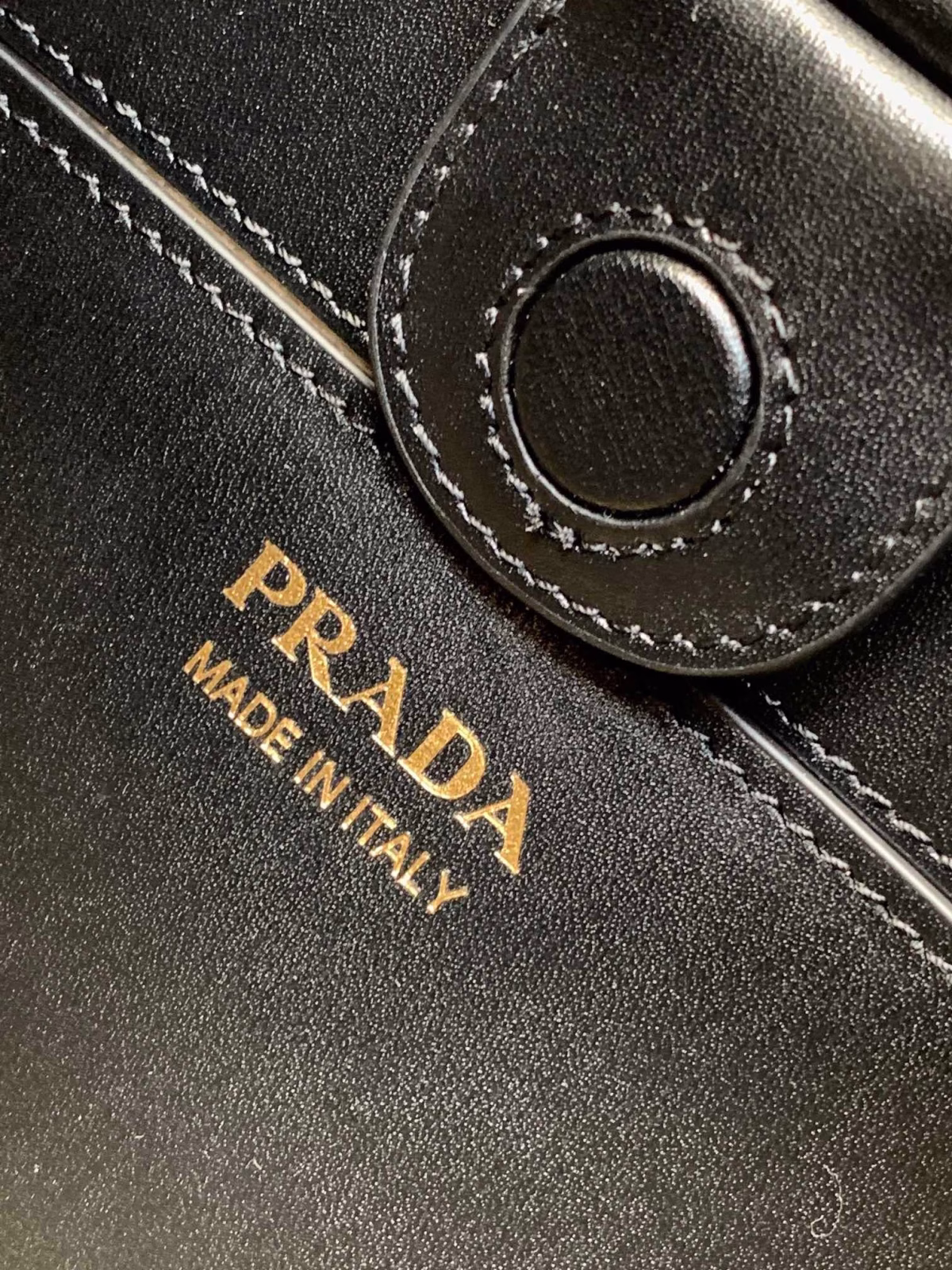 Prada Shoulder Bag in Woven Straw and Black Leather - Image 5