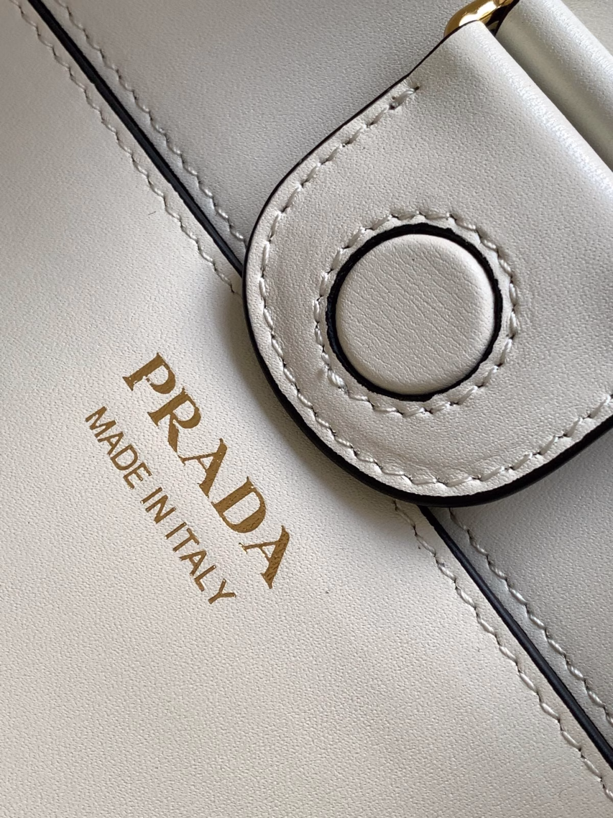 Prada Shoulder Bag in Woven Straw and White Leather - Image 5