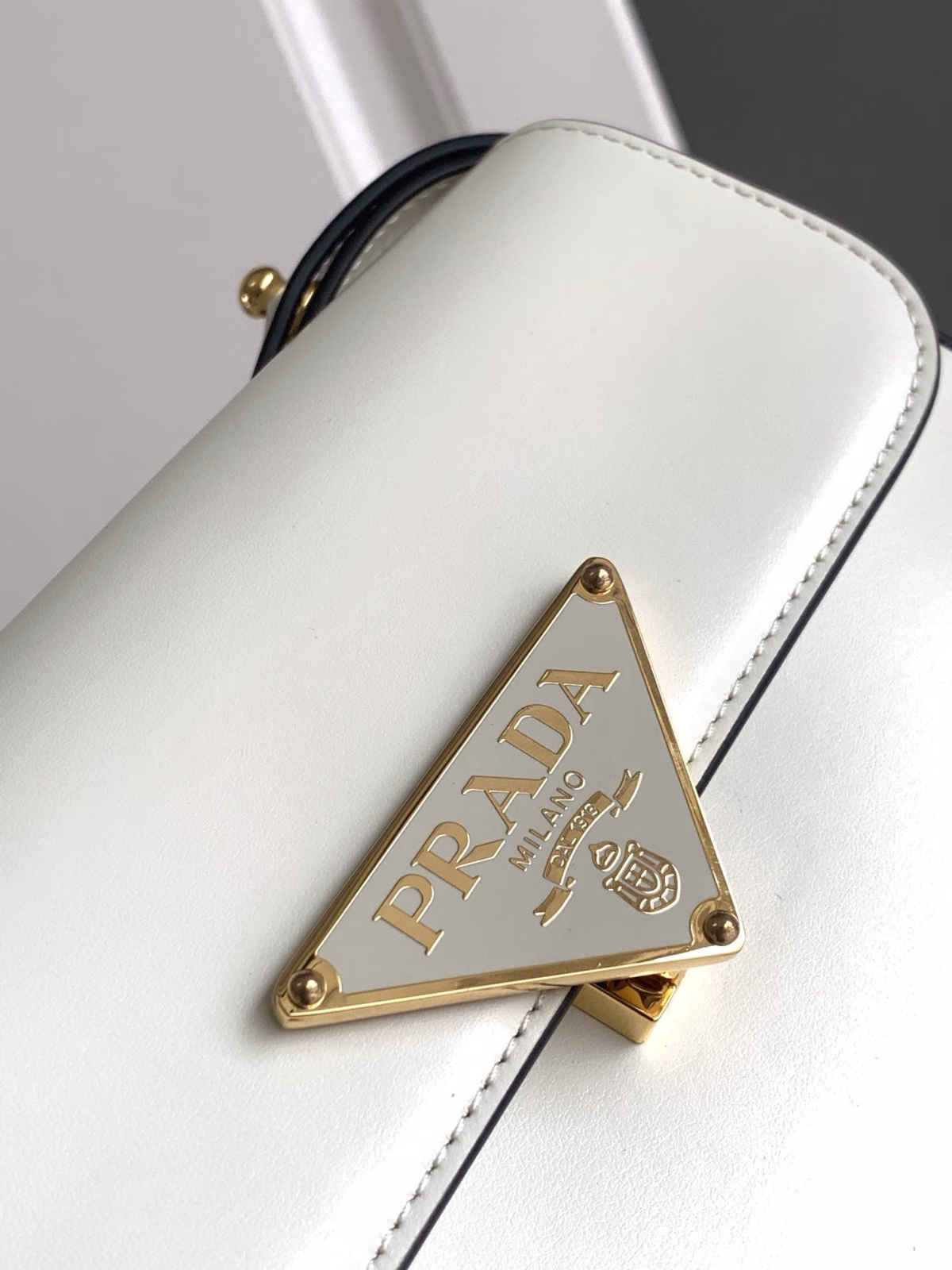 Prada Shoulder Bag in White Smooth Calfskin - Image 4