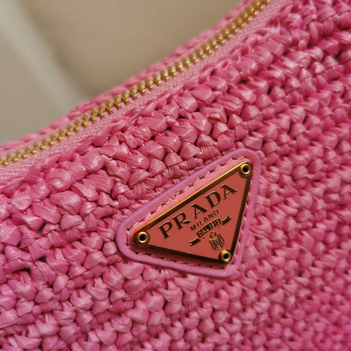 Prada Re-Edition 2005 Shoulder Bag In Pink Raffia - Image 10