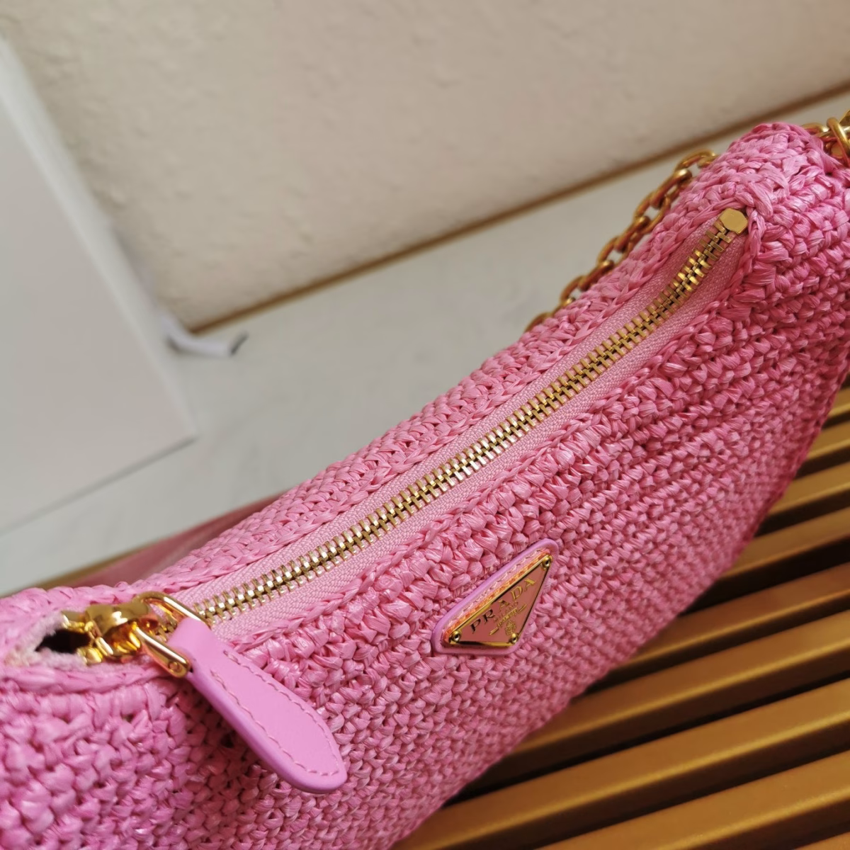 Prada Re-Edition 2005 Shoulder Bag In Pink Raffia - Image 4