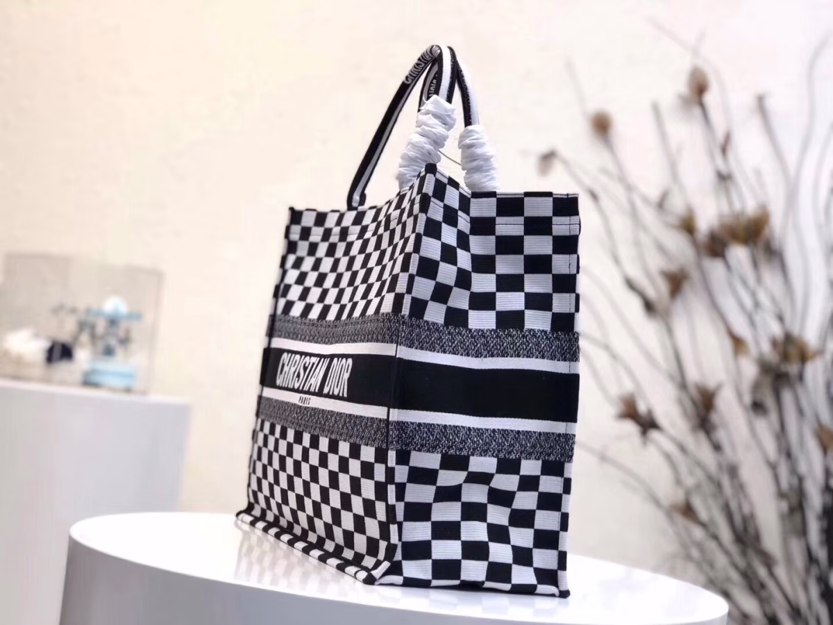 Dior Book Tote Bag In Black/White Checkered Canvas - Image 5