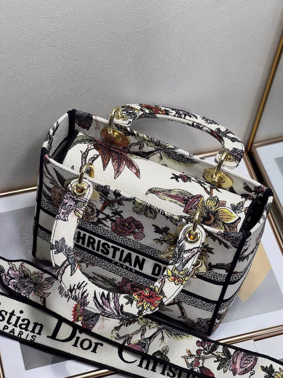 Dior Medium Lady D-Lite Bag In White Jardin Botanique Embroidery - Image 4