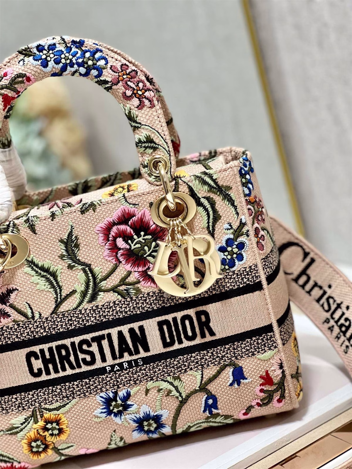 Dior Lady D-Lite Medium Bag In Beige Raffia Embroidered with Dior Petites Fleurs - Image 10