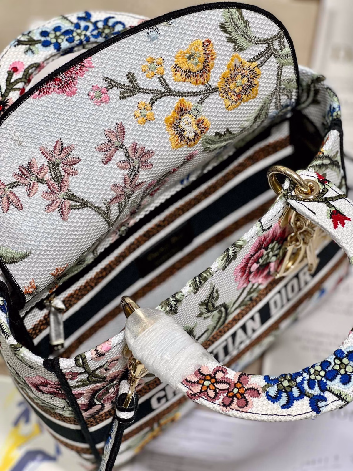 Dior Lady D-Lite Medium Bag In White Dior Petites Fleurs Embroidery - Image 4