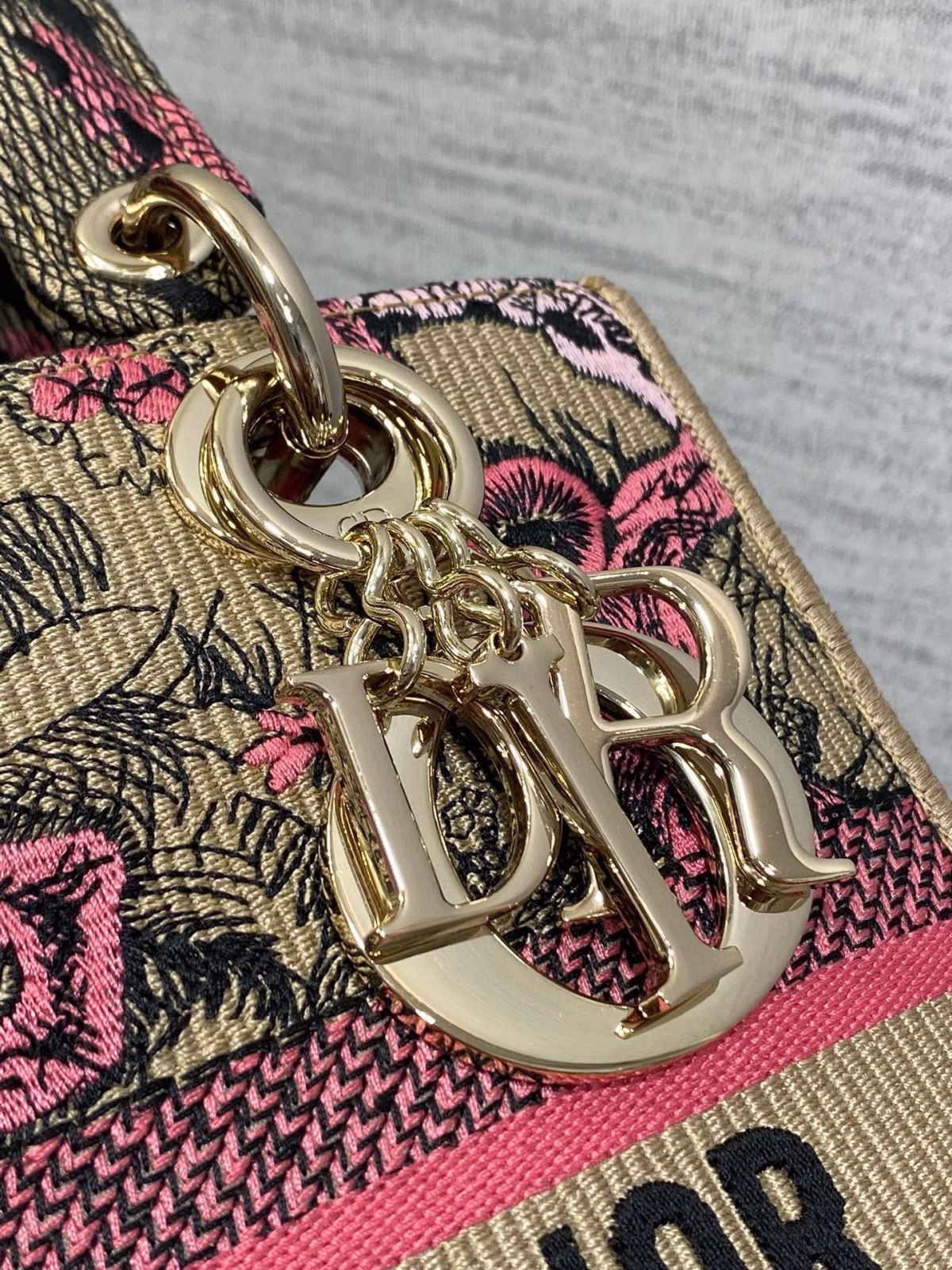 Dior Dioriviera Lady D-Lite Medium Bag in Raffia with Pink Toile de Jouy Sauvage Embroidery - Image 4