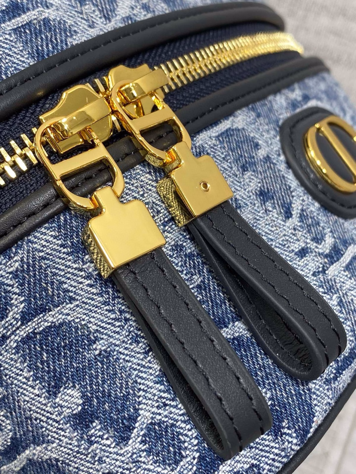 Dior 30 Montaigne Mini Vanity Case in Blue Denim Oblique Jacquard - Image 10