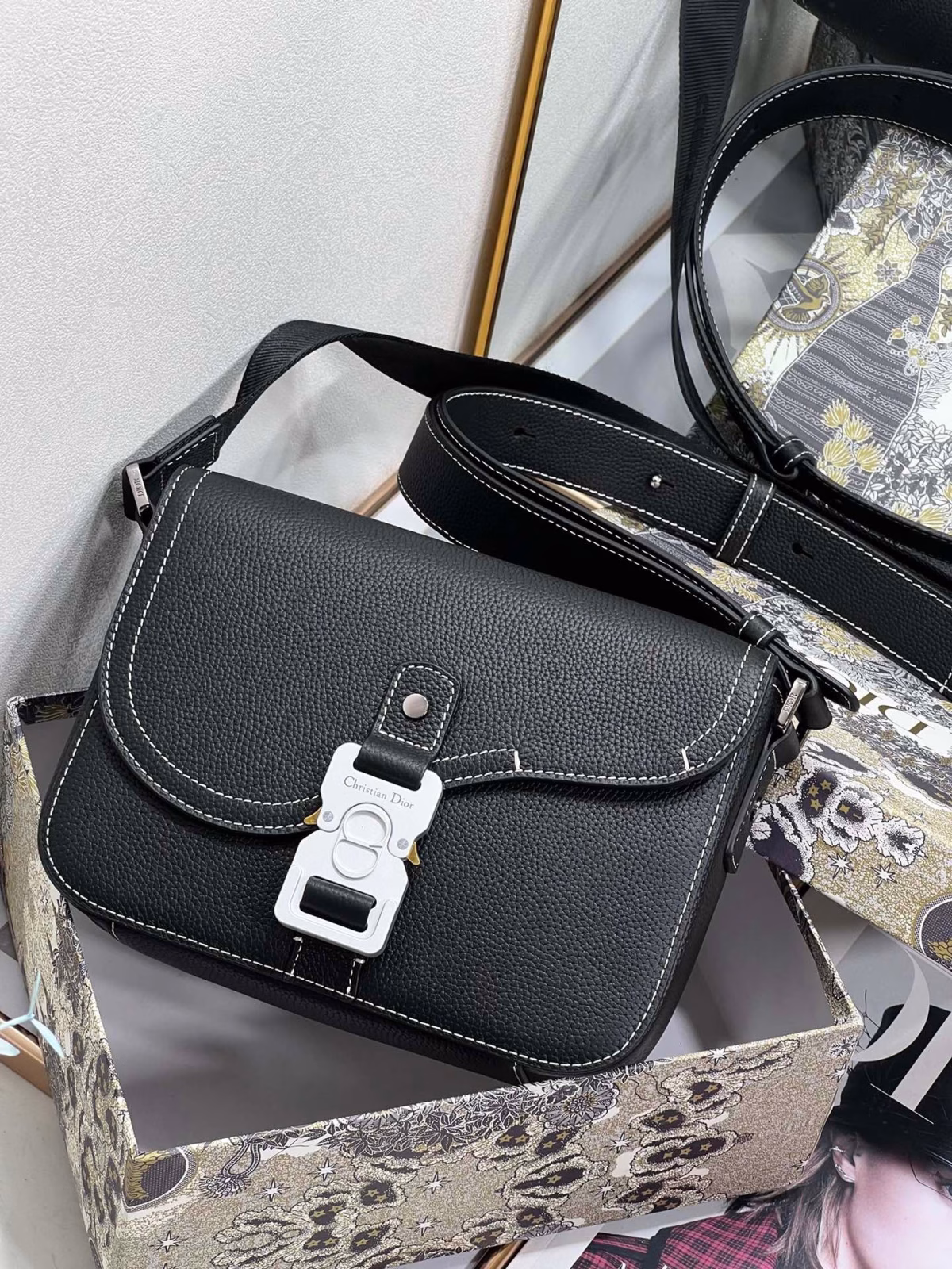 Dior Men's Mini Saddle Messenger Bag In Black Grained Calfskin - Image 6