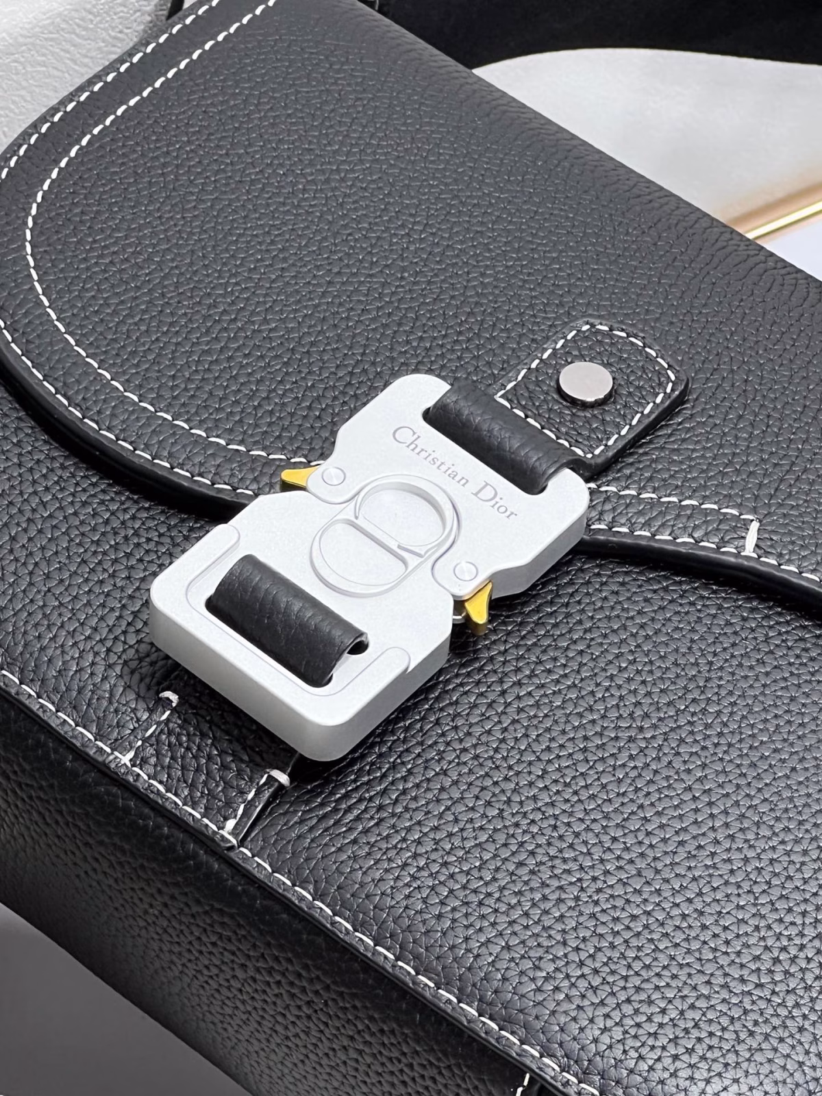 Dior Men's Mini Saddle Messenger Bag In Black Grained Calfskin - Image 9