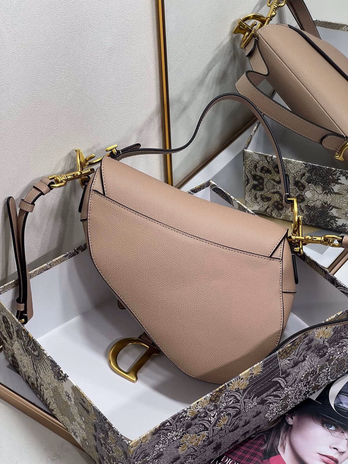 Dior Saddle Bag with Strap in Warm Taupe Grained Calfskin - Image 4