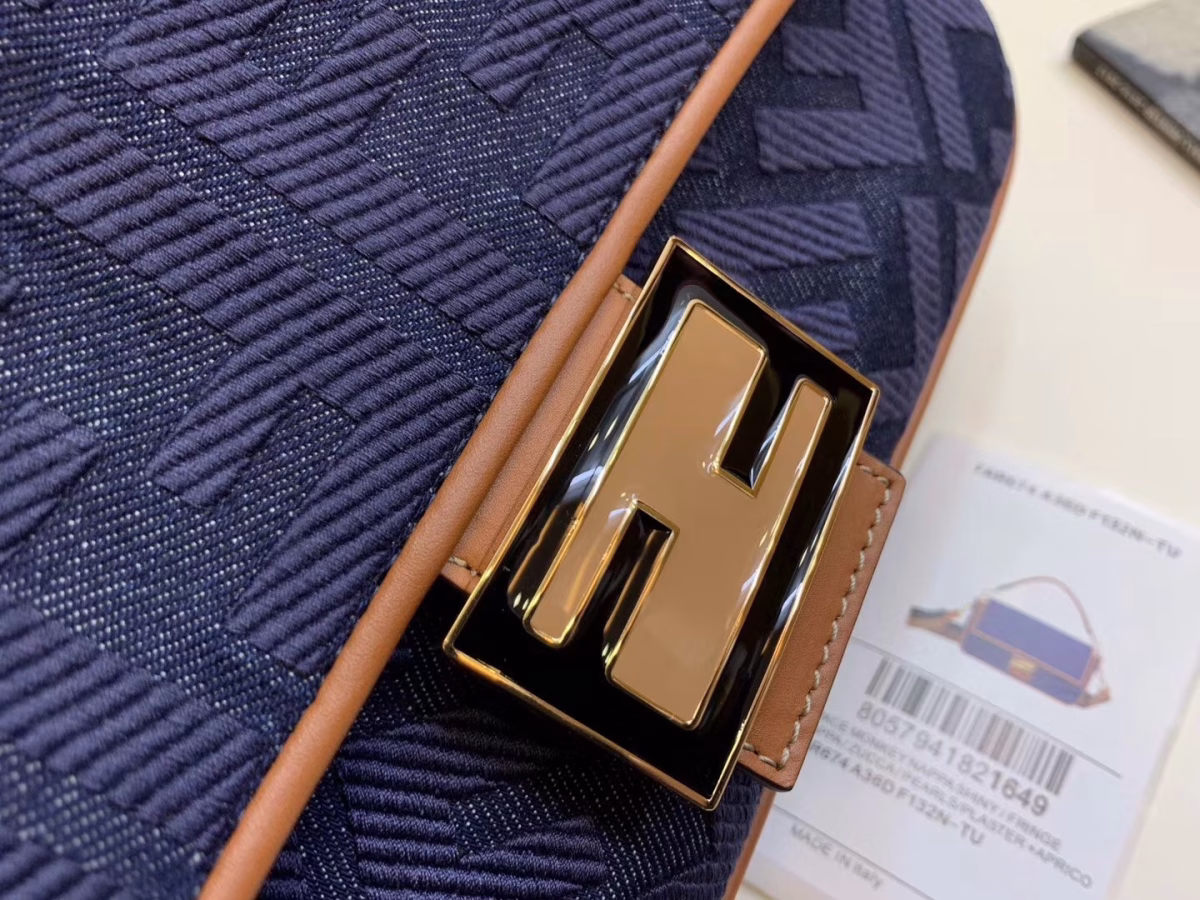Fendi Baguette Medium Bag In Blue Denim - Image 4