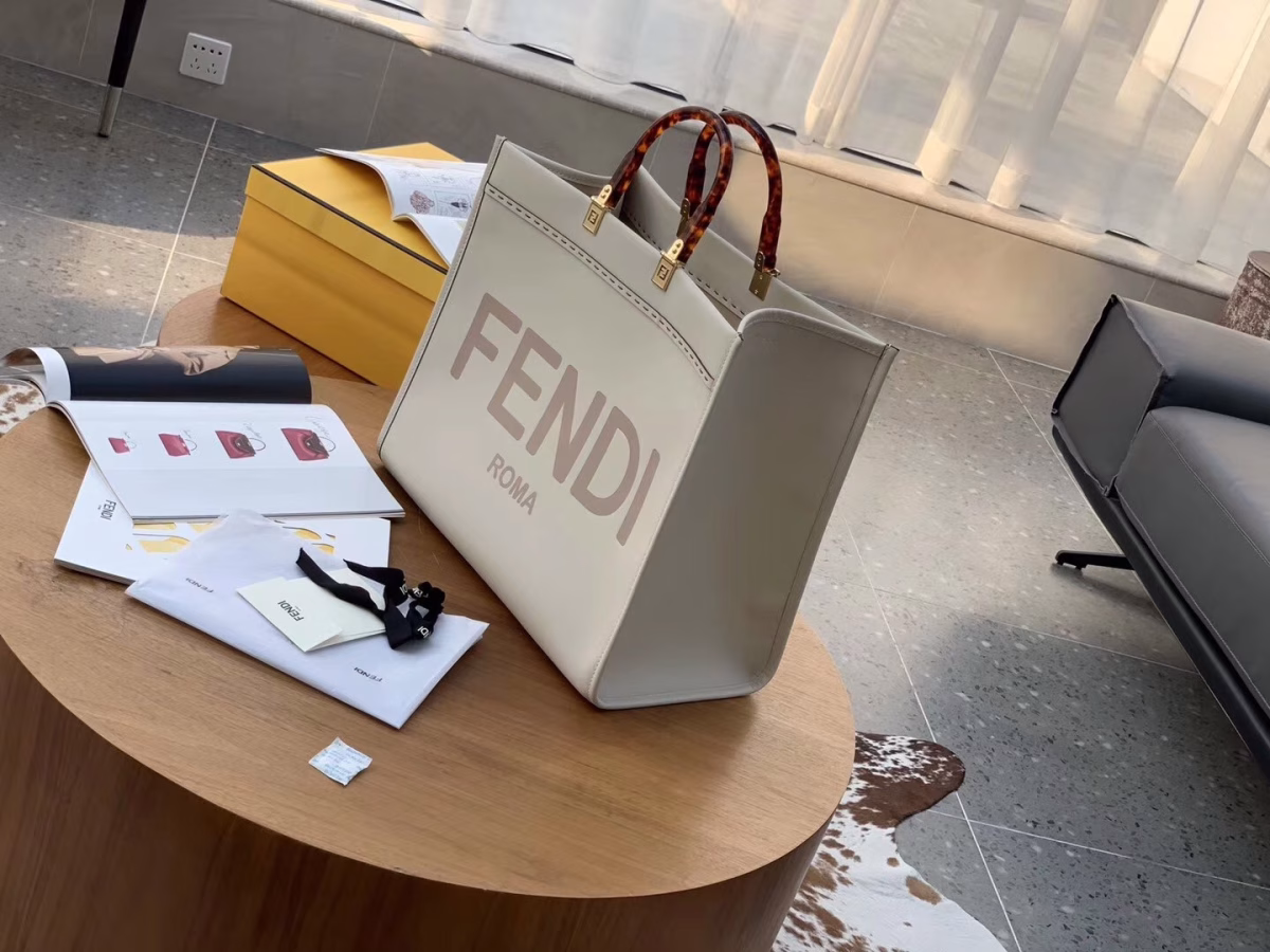 Fendi Sunshine Shopper Bag In White Calfskin - Image 4