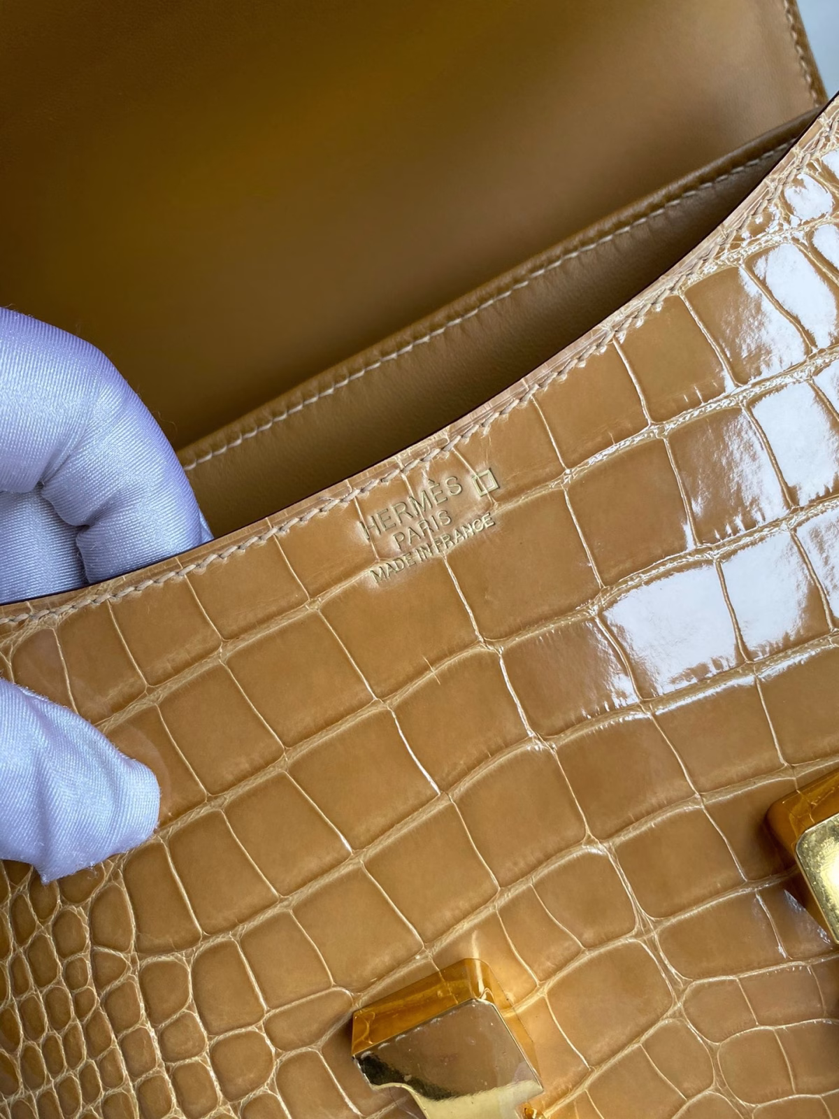Hermes Constance 24 Handmade Bag In Beige Shiny Alligator Leather - Image 3