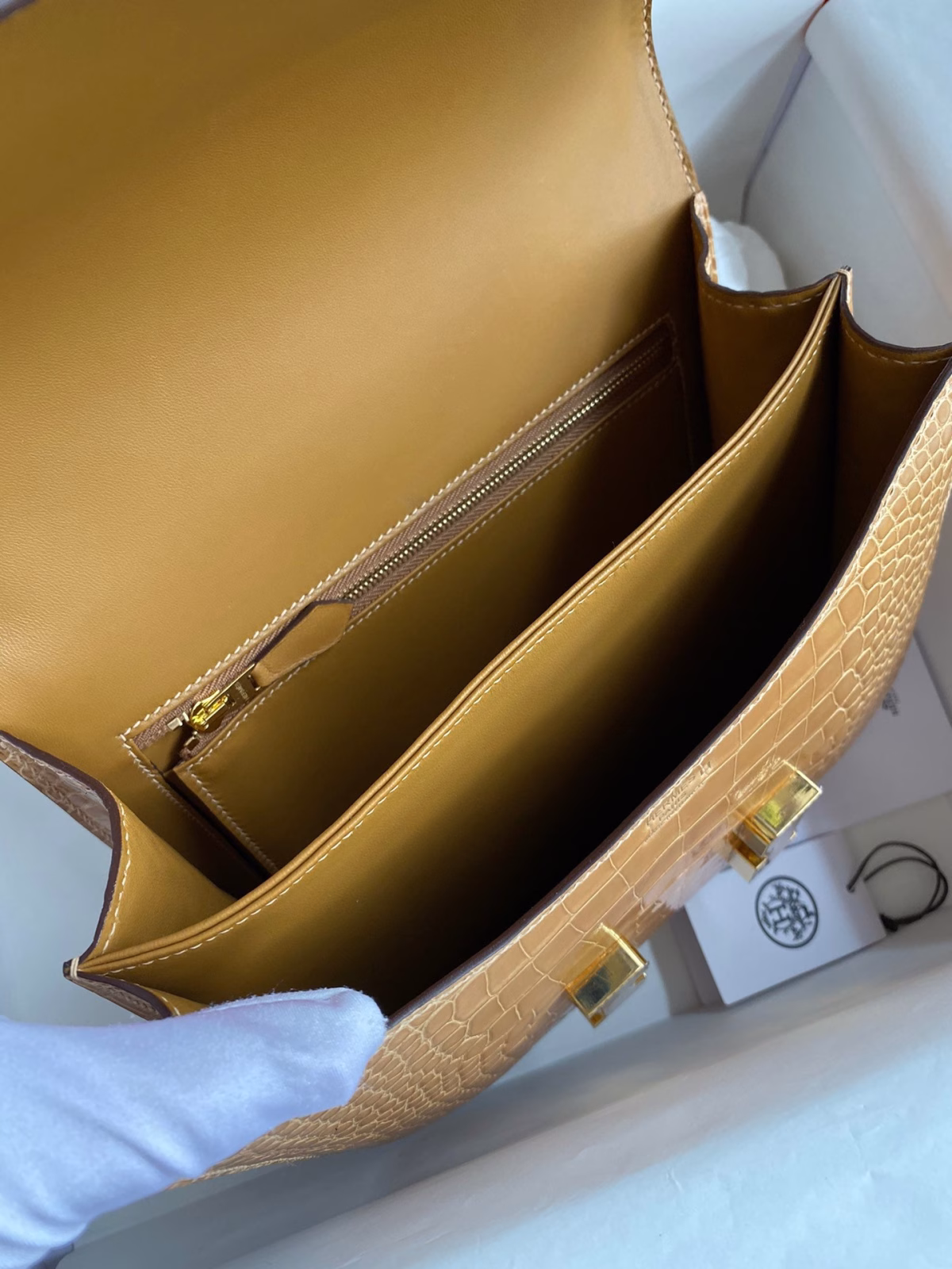 Hermes Constance 24 Handmade Bag In Beige Shiny Alligator Leather - Image 5