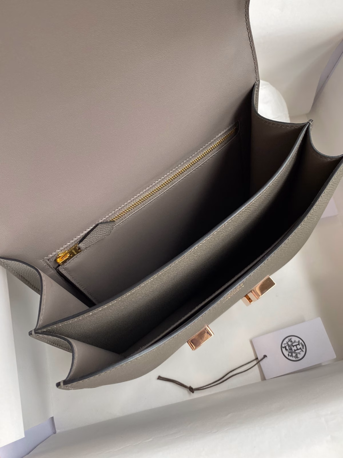 Hermes Constance 24 Handmade Bag In Etain Epsom Calfskin - Image 3