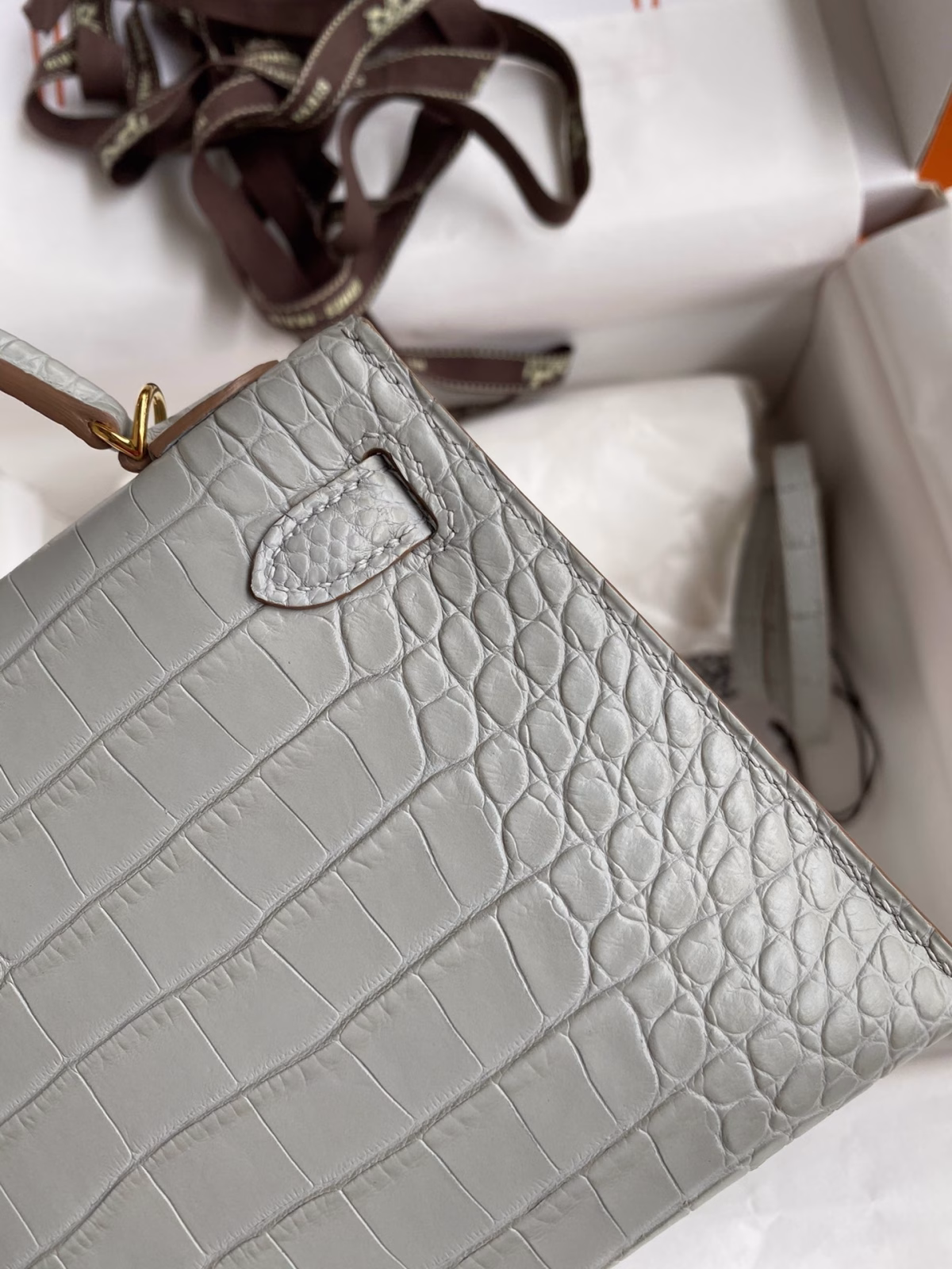 Hermes Kelly Mini II Sellier Handmade Bag In Pearl Grey Matte Alligator Leather - Image 9