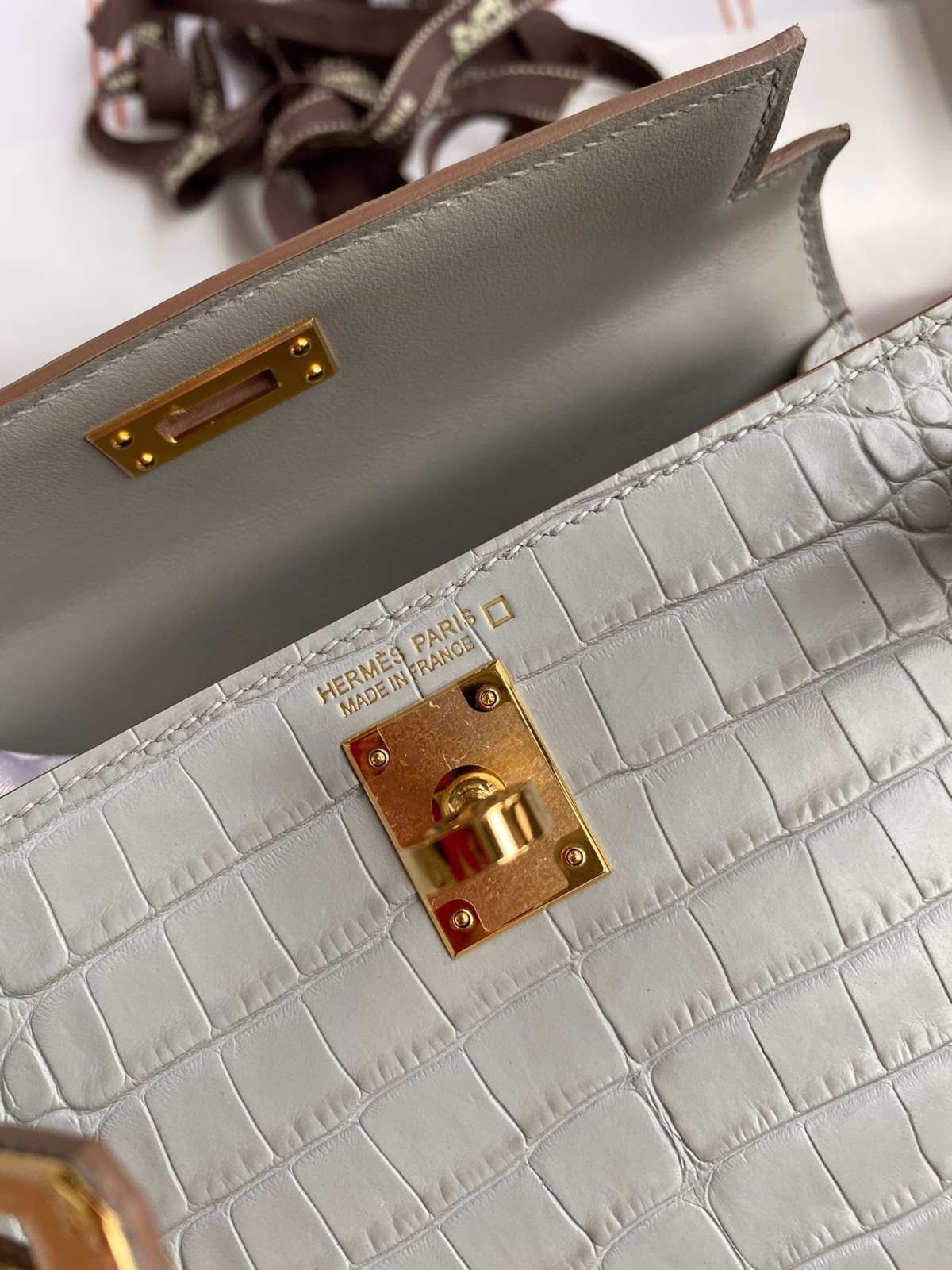 Hermes Kelly Mini II Sellier Handmade Bag In Pearl Grey Matte Alligator Leather - Image 4