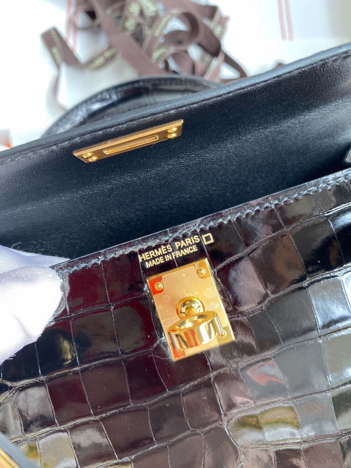 Hermes Kelly Mini II Sellier Handmade Bag In Black Shiny Alligator Leather - Image 4
