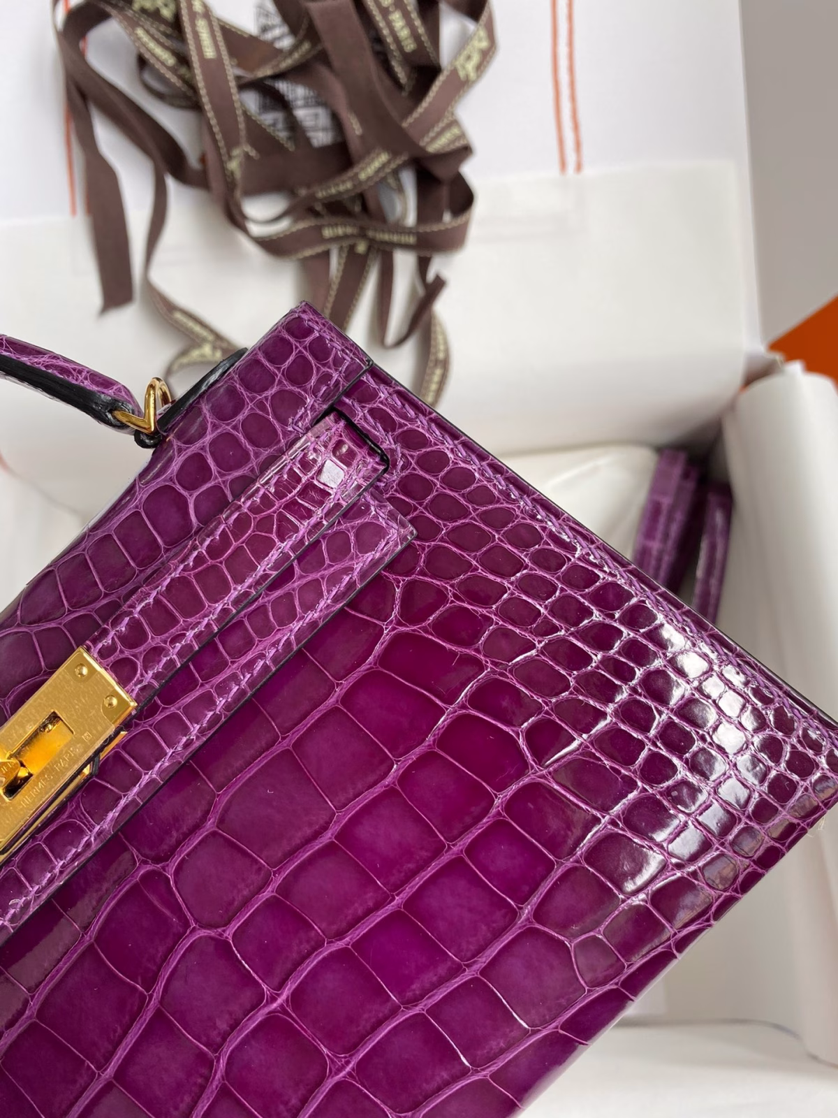 Hermes Kelly Mini II Sellier Handmade Bag In Purple Shiny Alligator Leather - Image 8