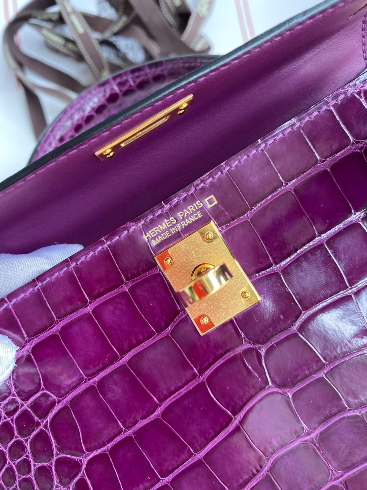 Hermes Kelly Mini II Sellier Handmade Bag In Purple Shiny Alligator Leather - Image 5