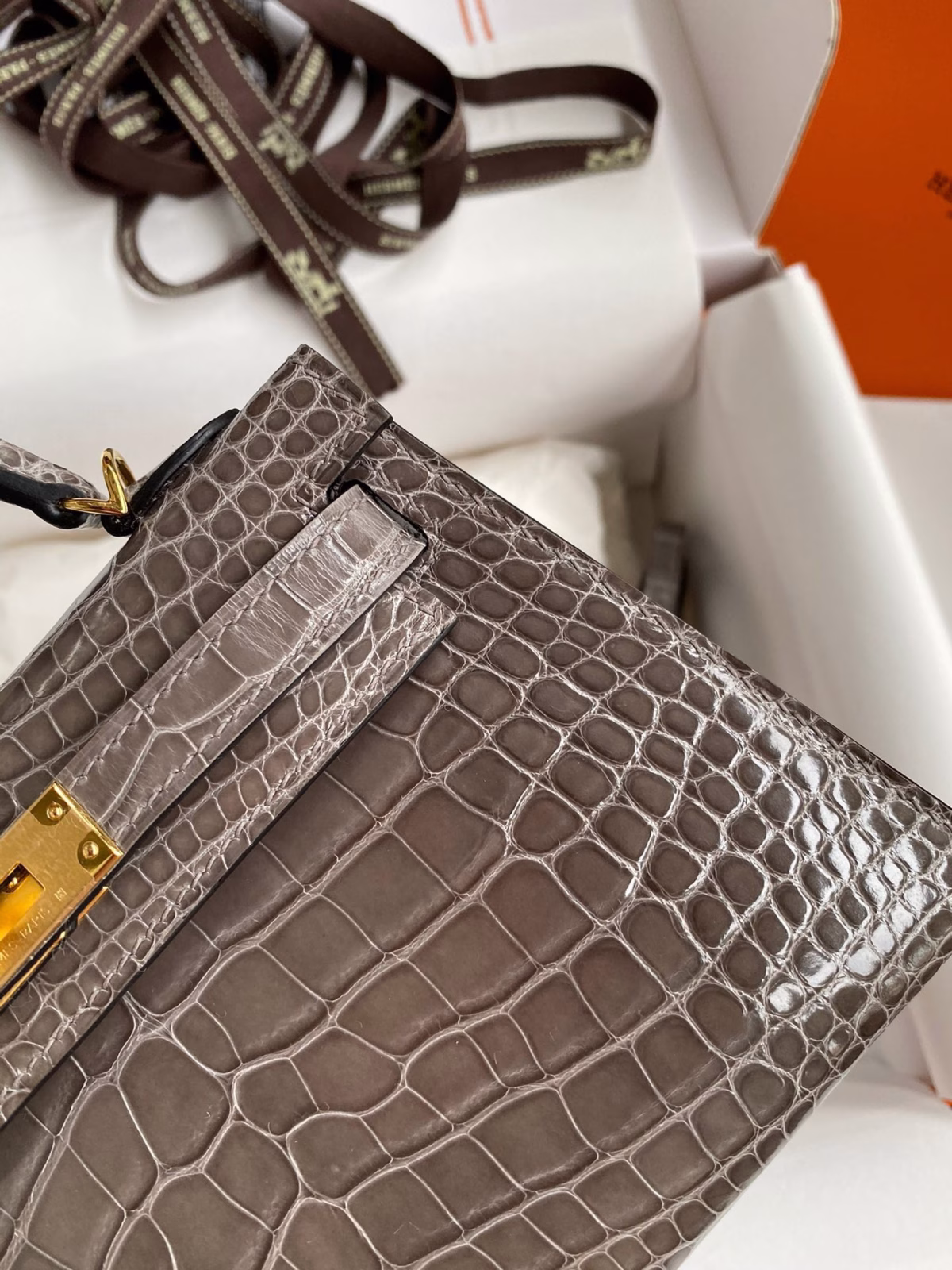 Hermes Kelly Mini II Sellier Handmade Bag In Gris Tourterelle Shiny Alligator Leather - Image 4