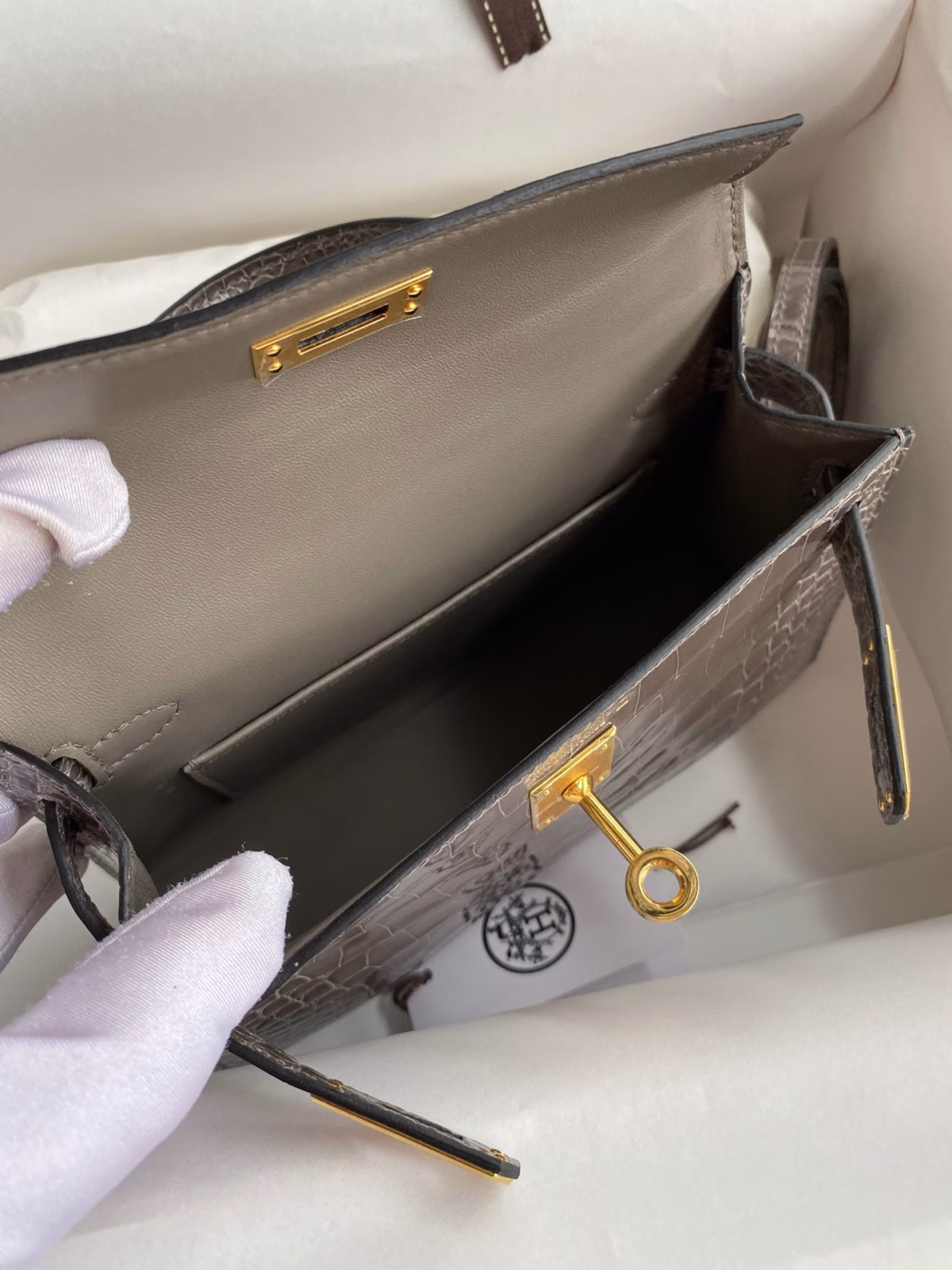 Hermes Kelly Mini II Sellier Handmade Bag In Gris Tourterelle Shiny Alligator Leather - Image 8