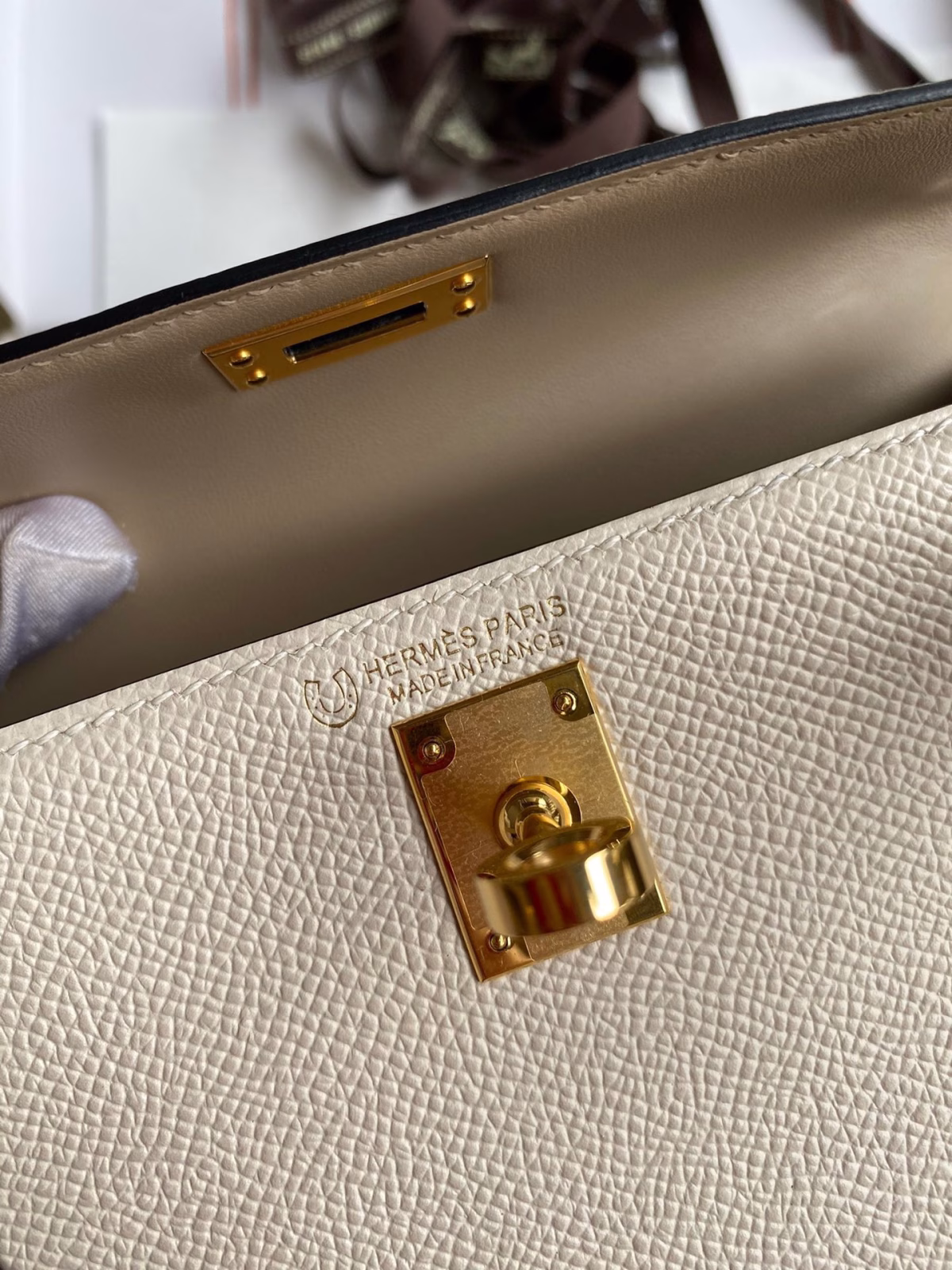 Hermes Kelly Mini II Sellier Bicolor Handmade Bag in Craie and Trench Epsom Calfskin - Image 4