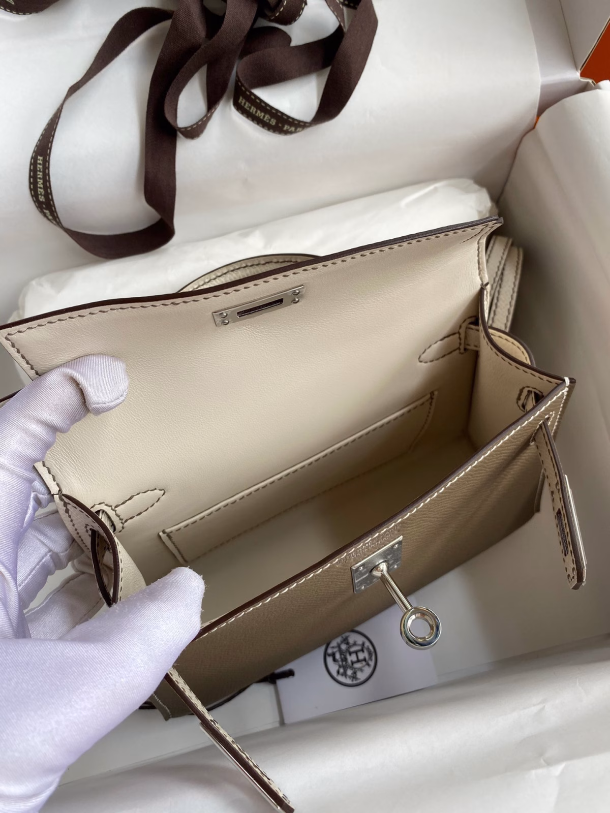Hermes Kelly Mini II Sellier Bicolor Handmade Bag in Taupe and Craie Epsom Calfskin - Image 4