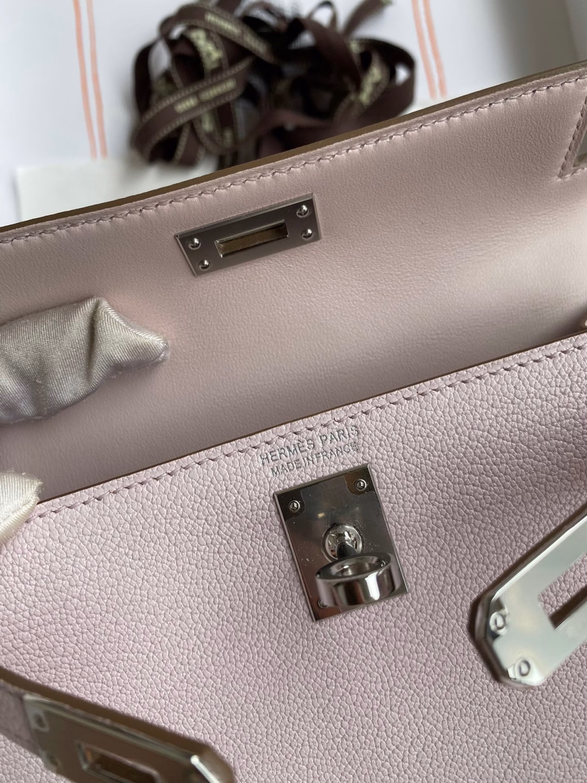 Hermes Kelly Mini II Sellier Handmade Bag In Mauve Pale Chevre Mysore Leather - Image 4