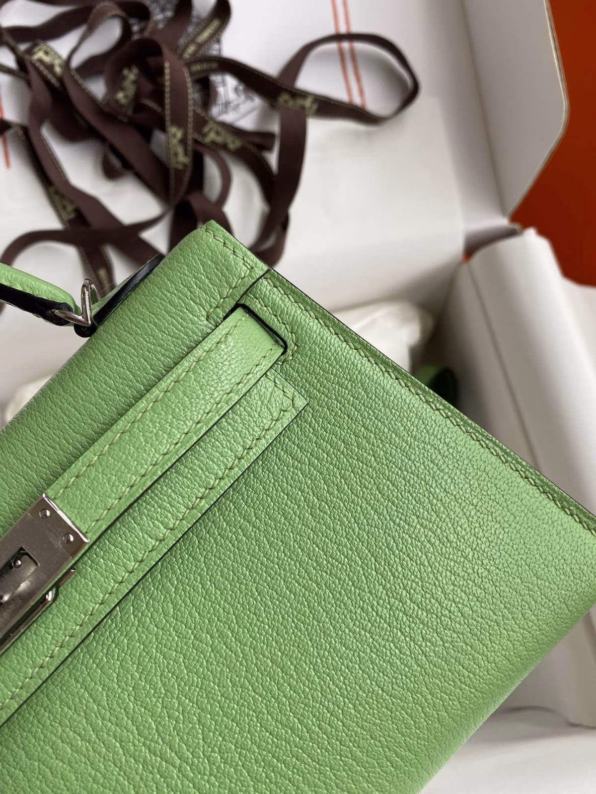 Hermes Kelly Mini II Sellier Handmade Bag In Vert Criquet Chevre Mysore Leather - Image 8