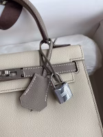 Hermes Kelly Sellier 25 Bicolor Bag in Craie and Gris Asphalt Epsom Calfskin - Image 7