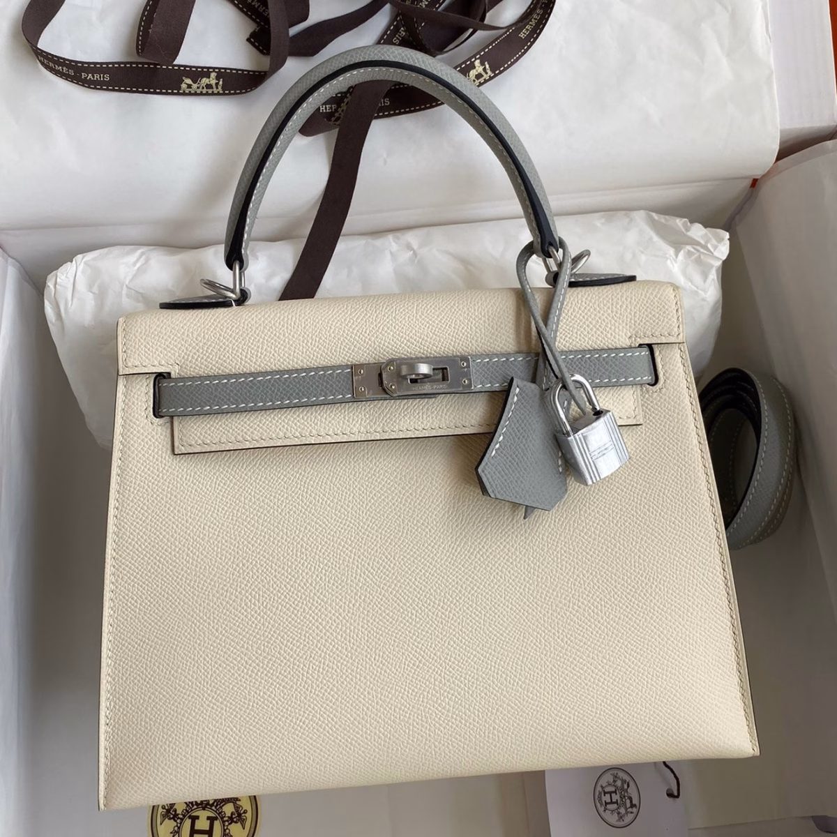 Hermes Kelly Sellier 25 Bicolor Bag in Craie and Gris Mouette Epsom Calfskin - Image 1