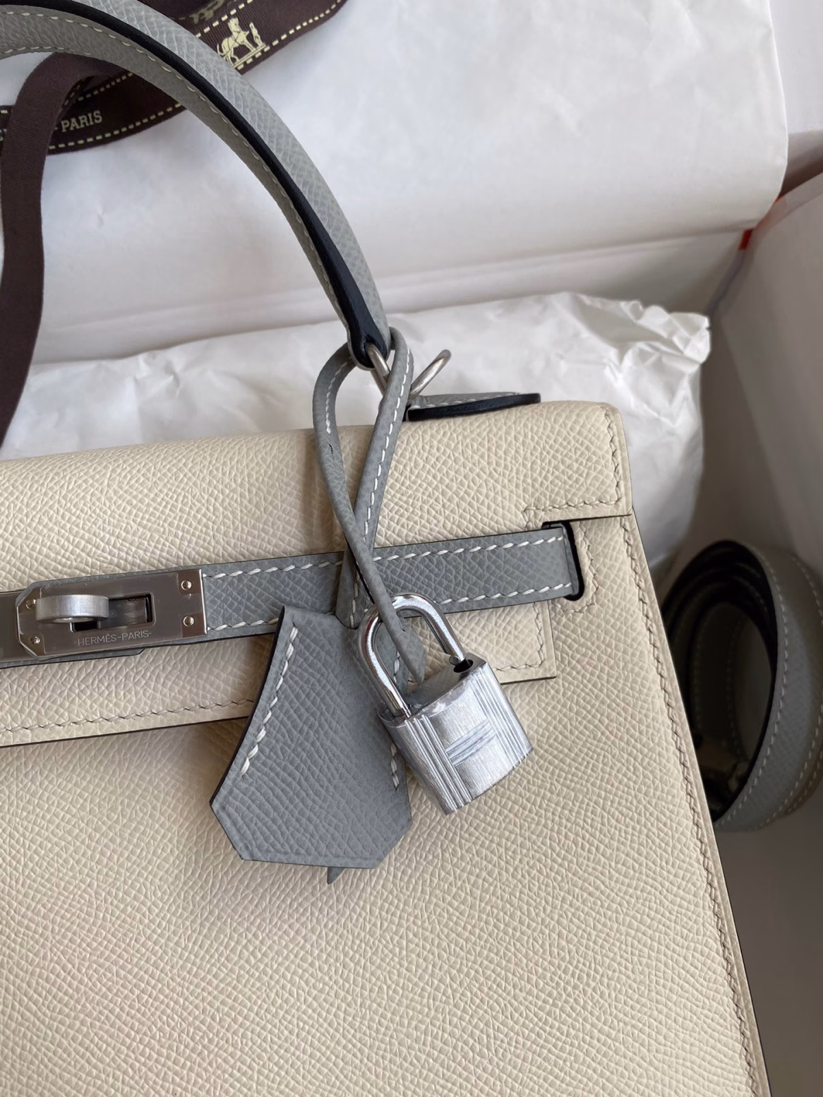 Hermes Kelly Sellier 25 Bicolor Bag in Craie and Gris Mouette Epsom Calfskin - Image 5