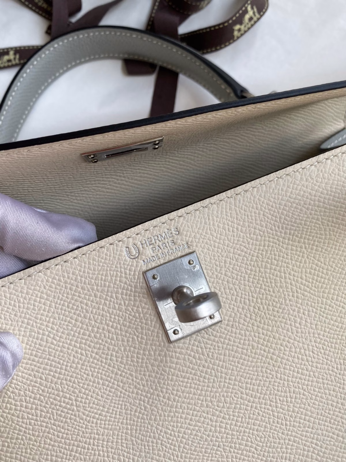 Hermes Kelly Sellier 25 Bicolor Bag in Craie and Gris Mouette Epsom Calfskin - Image 7