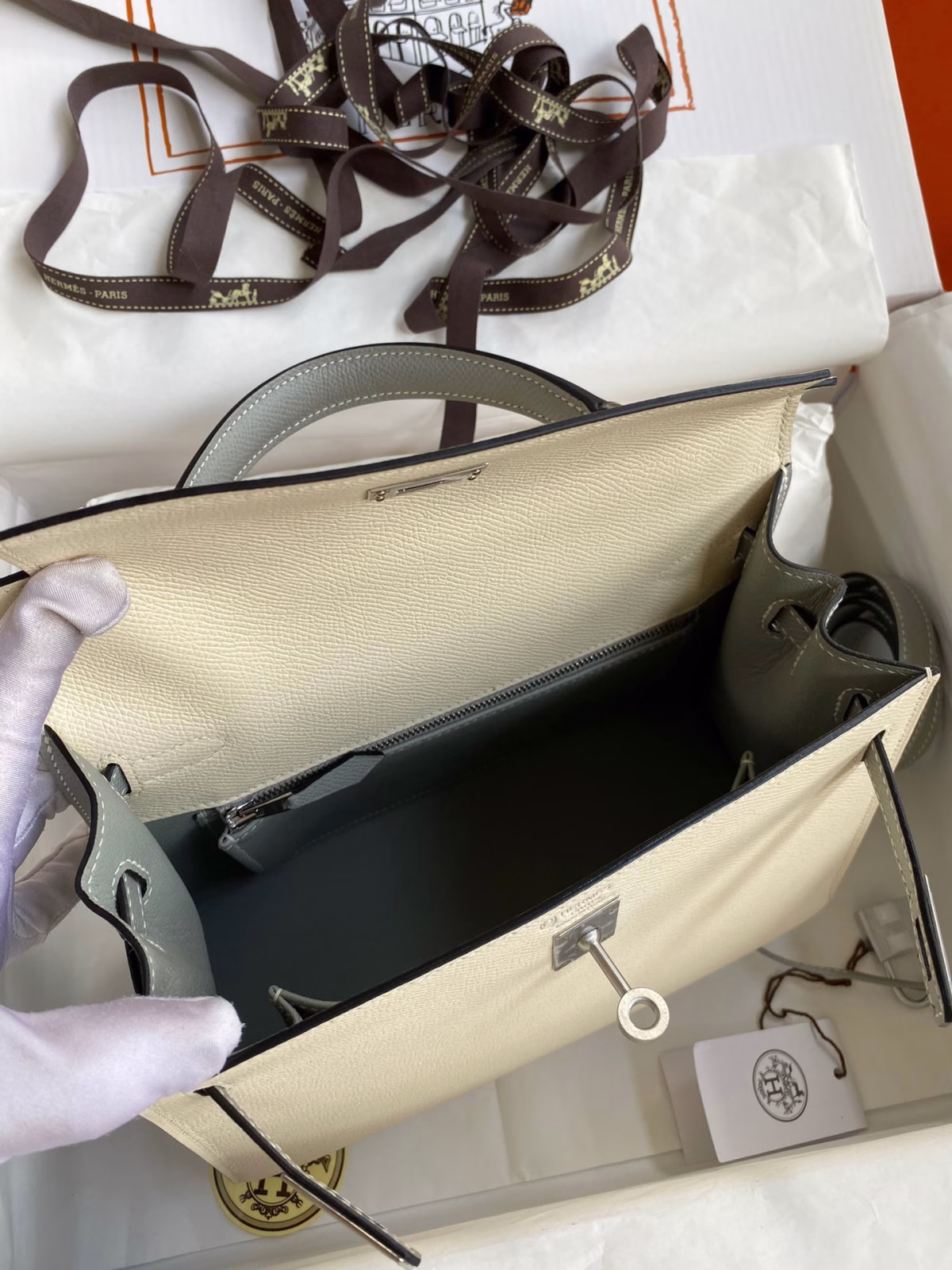 Hermes Kelly Sellier 25 Bicolor Bag in Craie and Gris Mouette Epsom Calfskin - Image 4