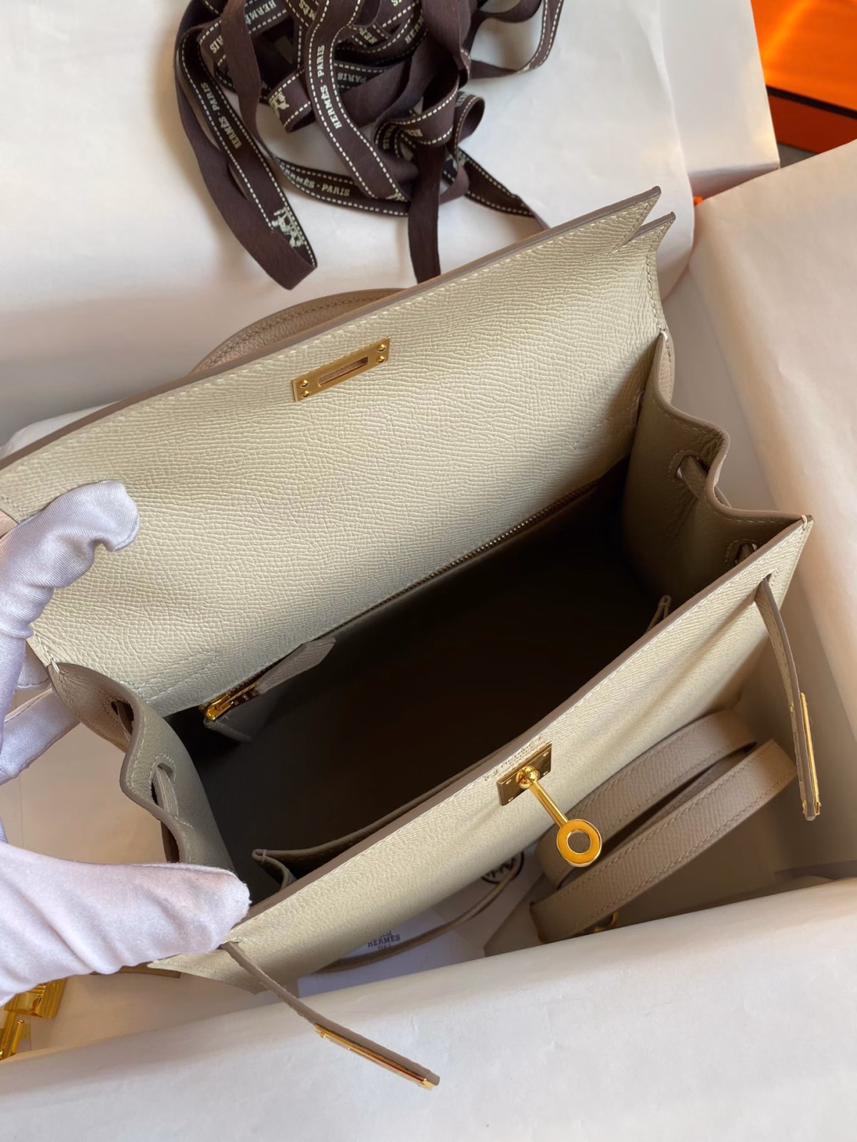 Hermes Kelly Sellier 25 Bicolor Bag in Craie and Trench Epsom Calfskin - Image 3