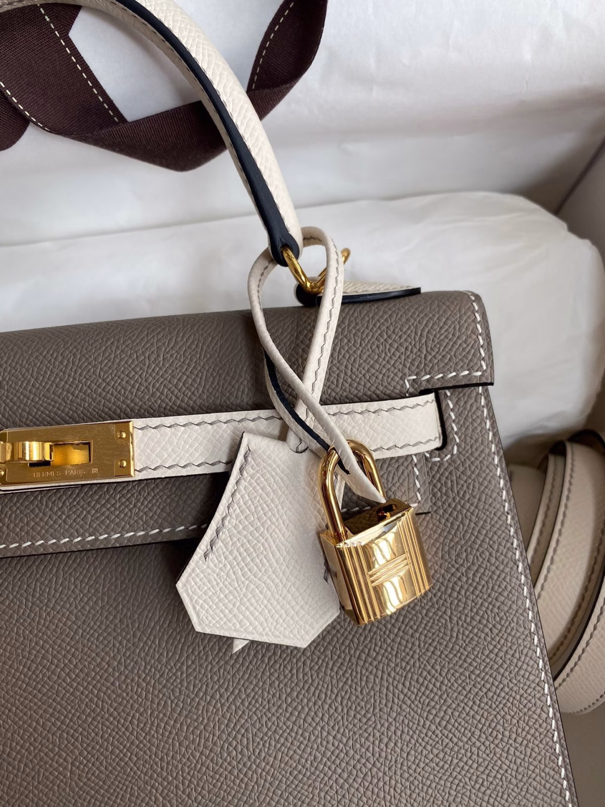 Hermes Kelly Sellier 25 Bicolor Bag in Taupe and Craie Epsom Calfskin - Image 3