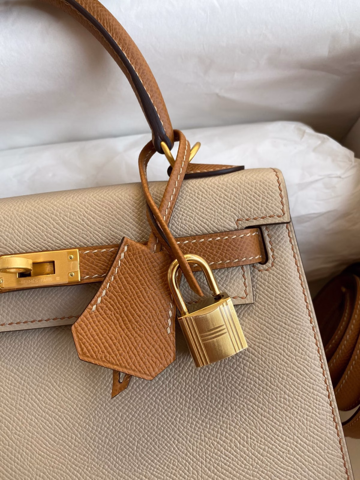 Hermes Kelly Sellier 25 Bicolor Bag in Trench and Gold Epsom Calfskin - Image 3
