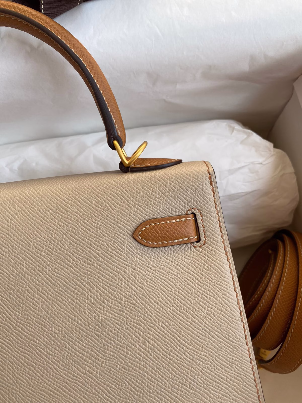 Hermes Kelly Sellier 25 Bicolor Bag in Trench and Gold Epsom Calfskin - Image 4