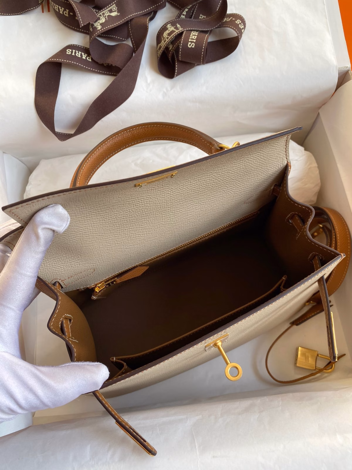 Hermes Kelly Sellier 25 Bicolor Bag in Trench and Gold Epsom Calfskin - Image 8