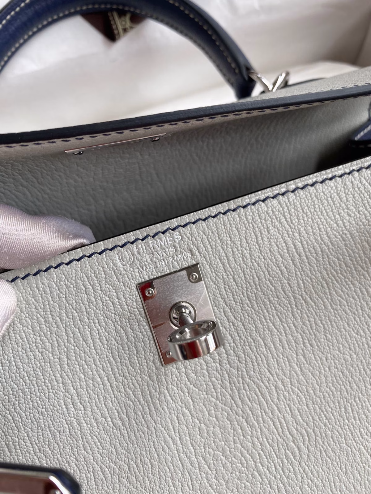 Hermes Kelly Sellier 25 Bicolor Bag in Pearl Grey and Blue Mysore Goatskin - Image 5