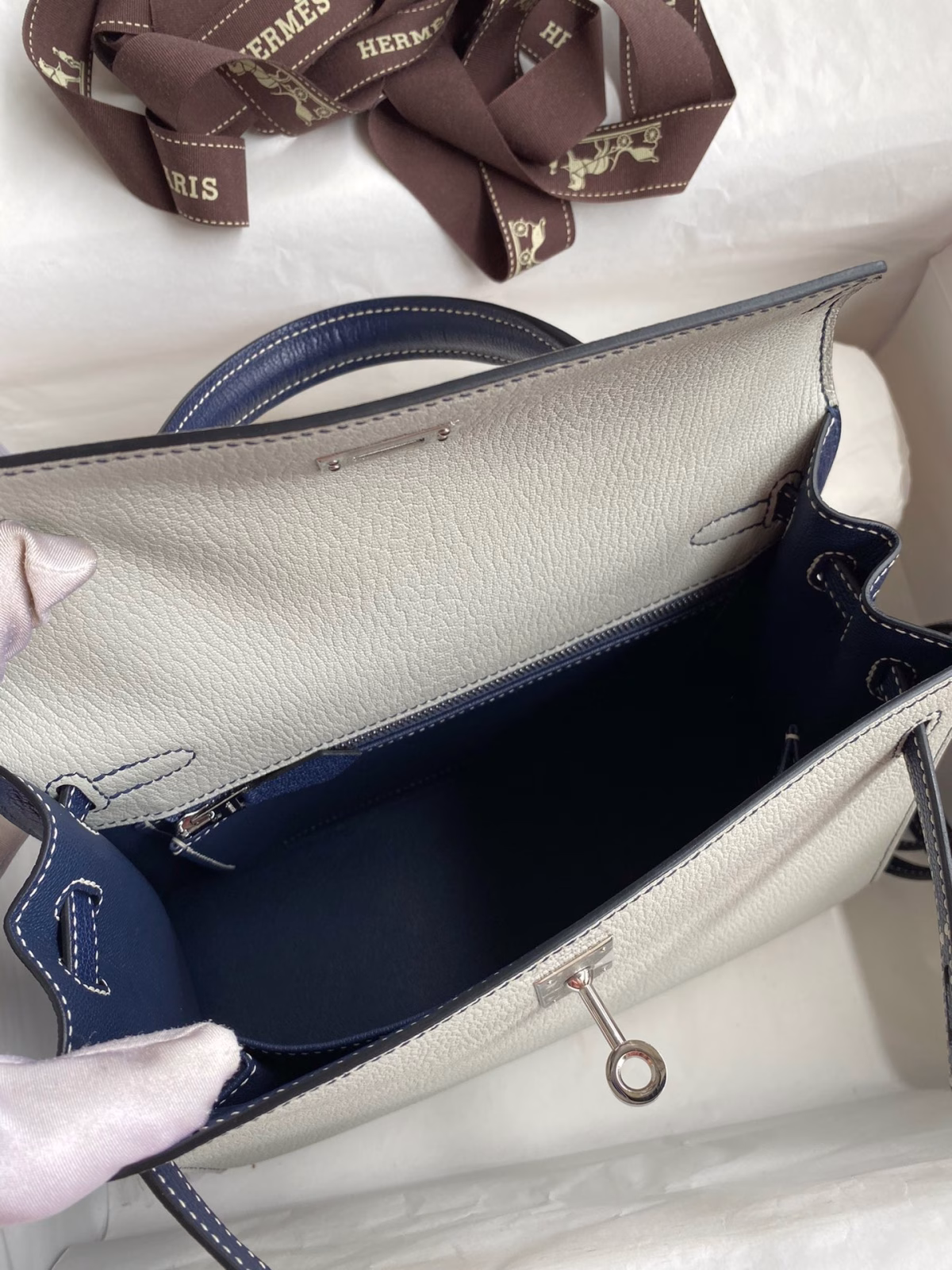 Hermes Kelly Sellier 25 Bicolor Bag in Pearl Grey and Blue Mysore Goatskin - Image 6