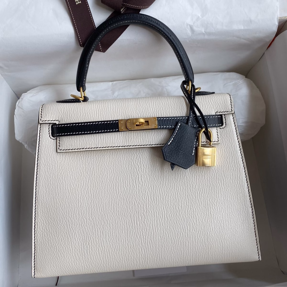 Hermes Kelly Sellier 25 Bicolor Bag in White and Black Mysore Goatskin - Image 1