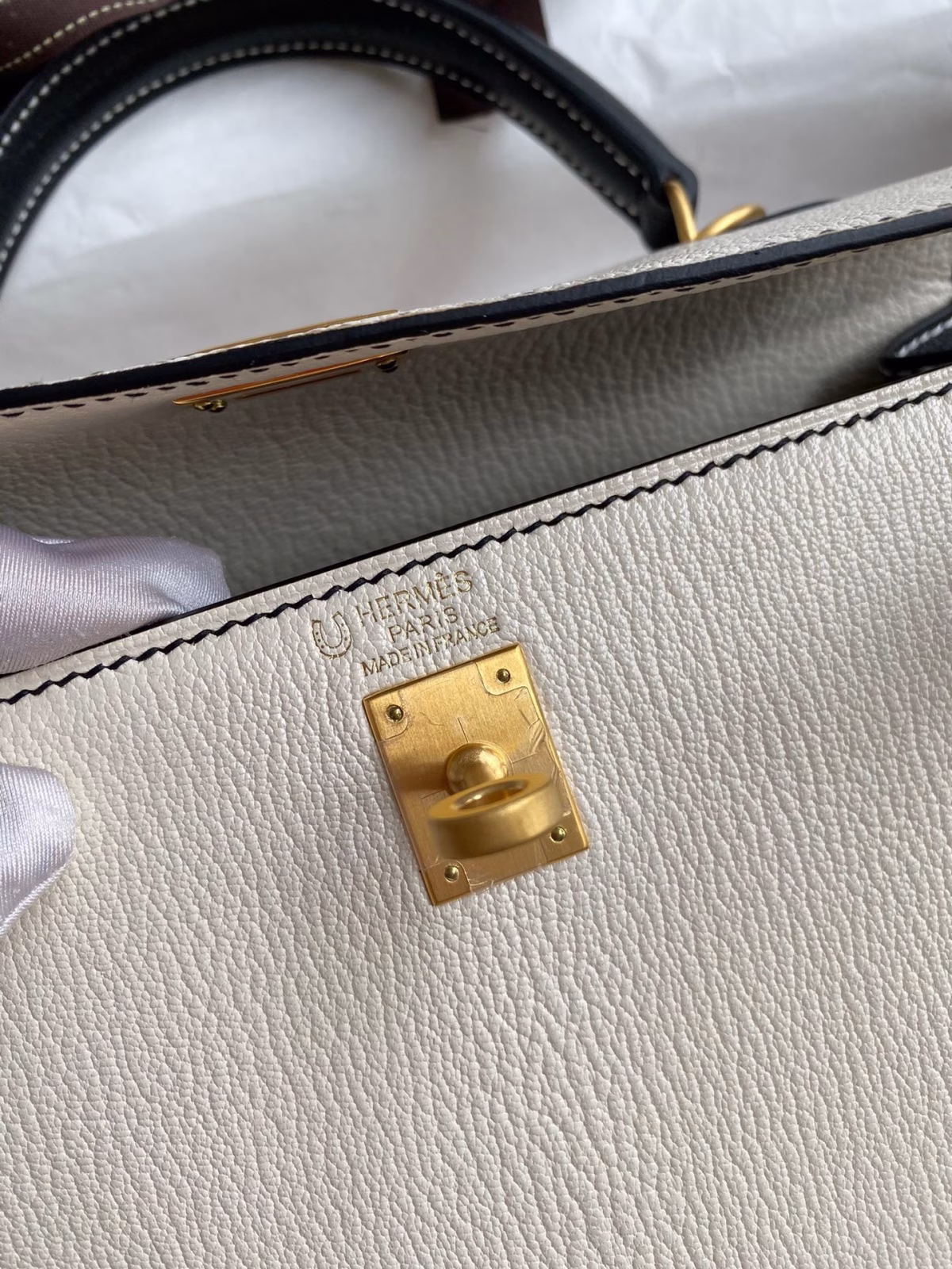Hermes Kelly Sellier 25 Bicolor Bag in White and Black Mysore Goatskin - Image 6