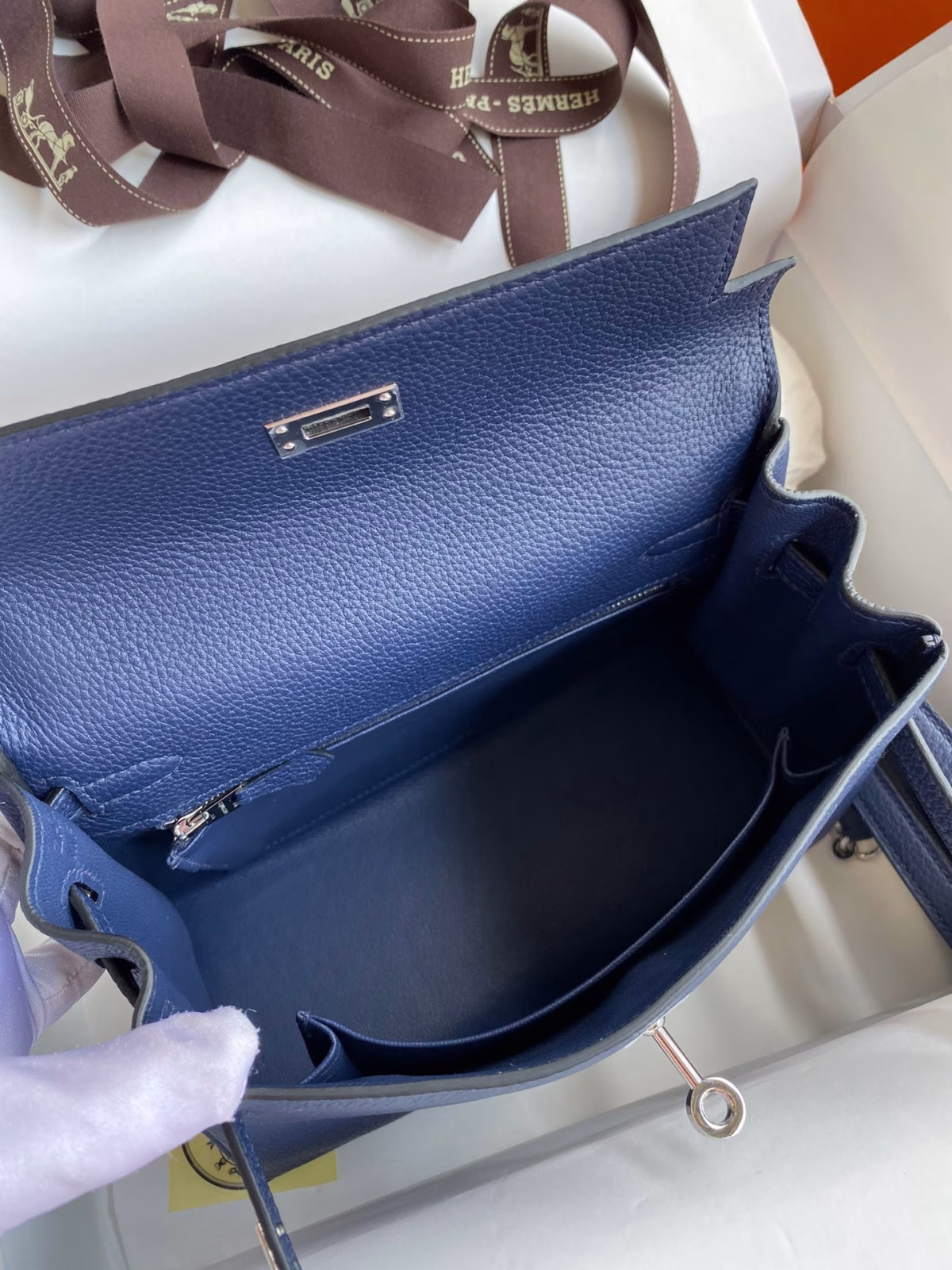 Hermes Kelly Retourne 25 Handmade Bag In Blue Saphir Clemence Leather - Image 5