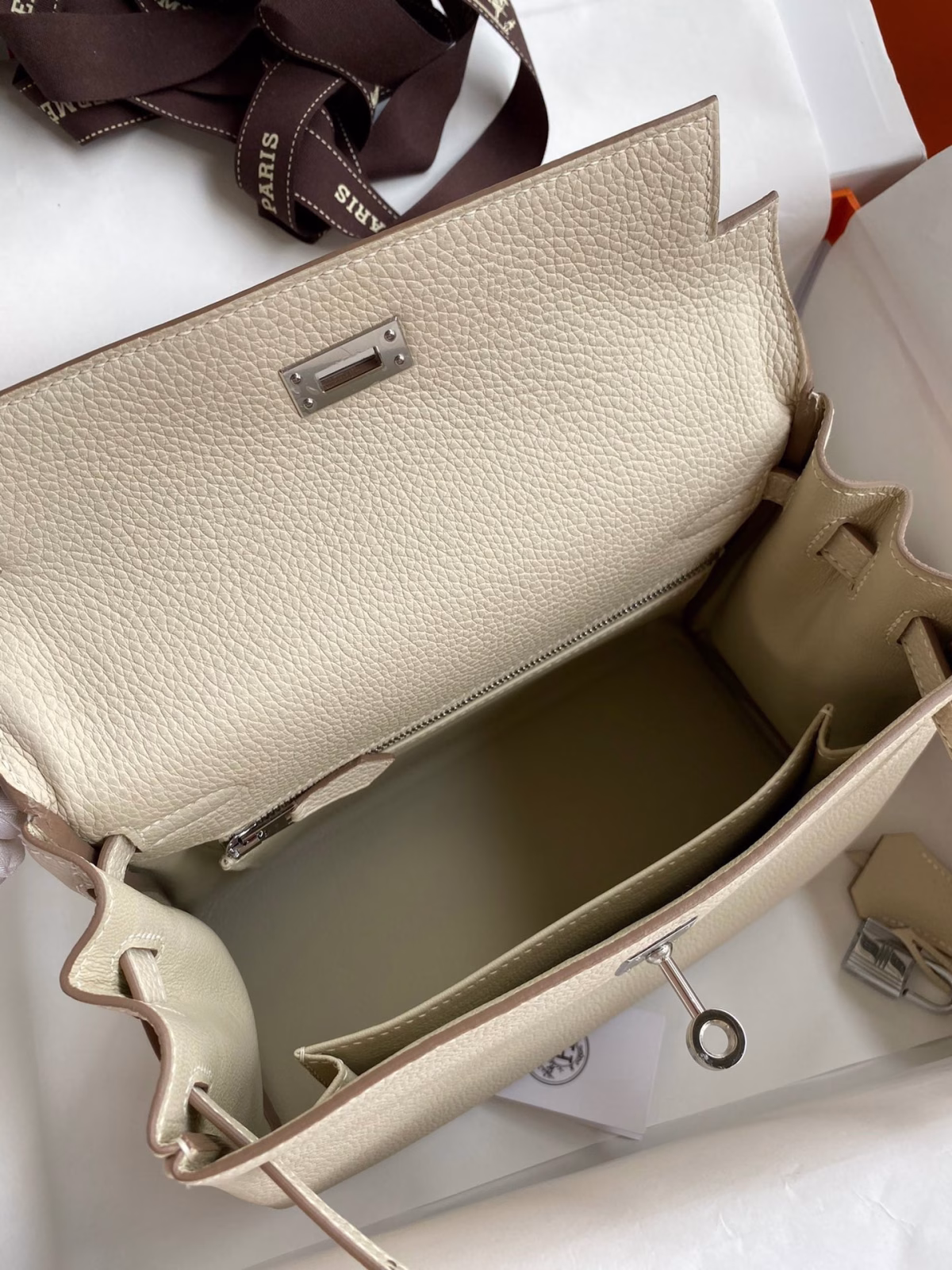 Hermes Kelly Retourne 25 Handmade Bag In Craie Clemence Leather - Image 2