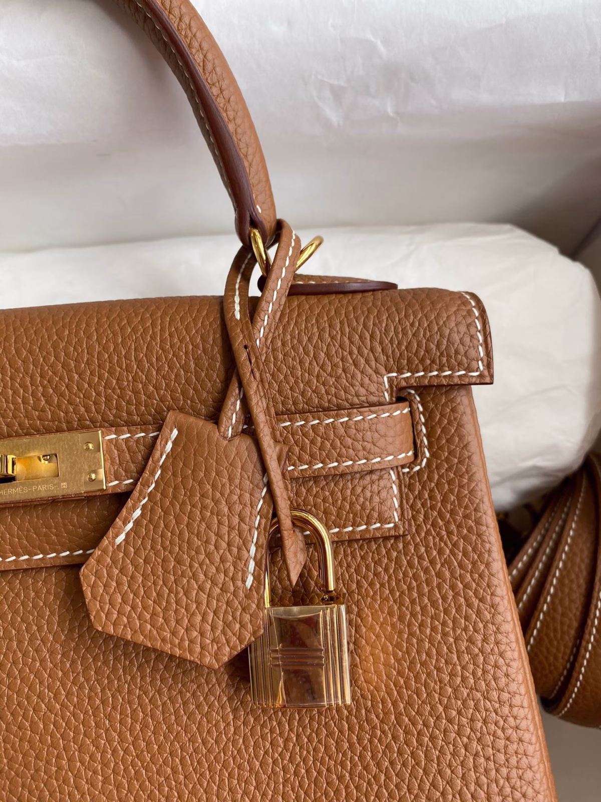 Hermes Kelly Retourne 25 Handmade Bag In Gold Clemence Leather - Image 2