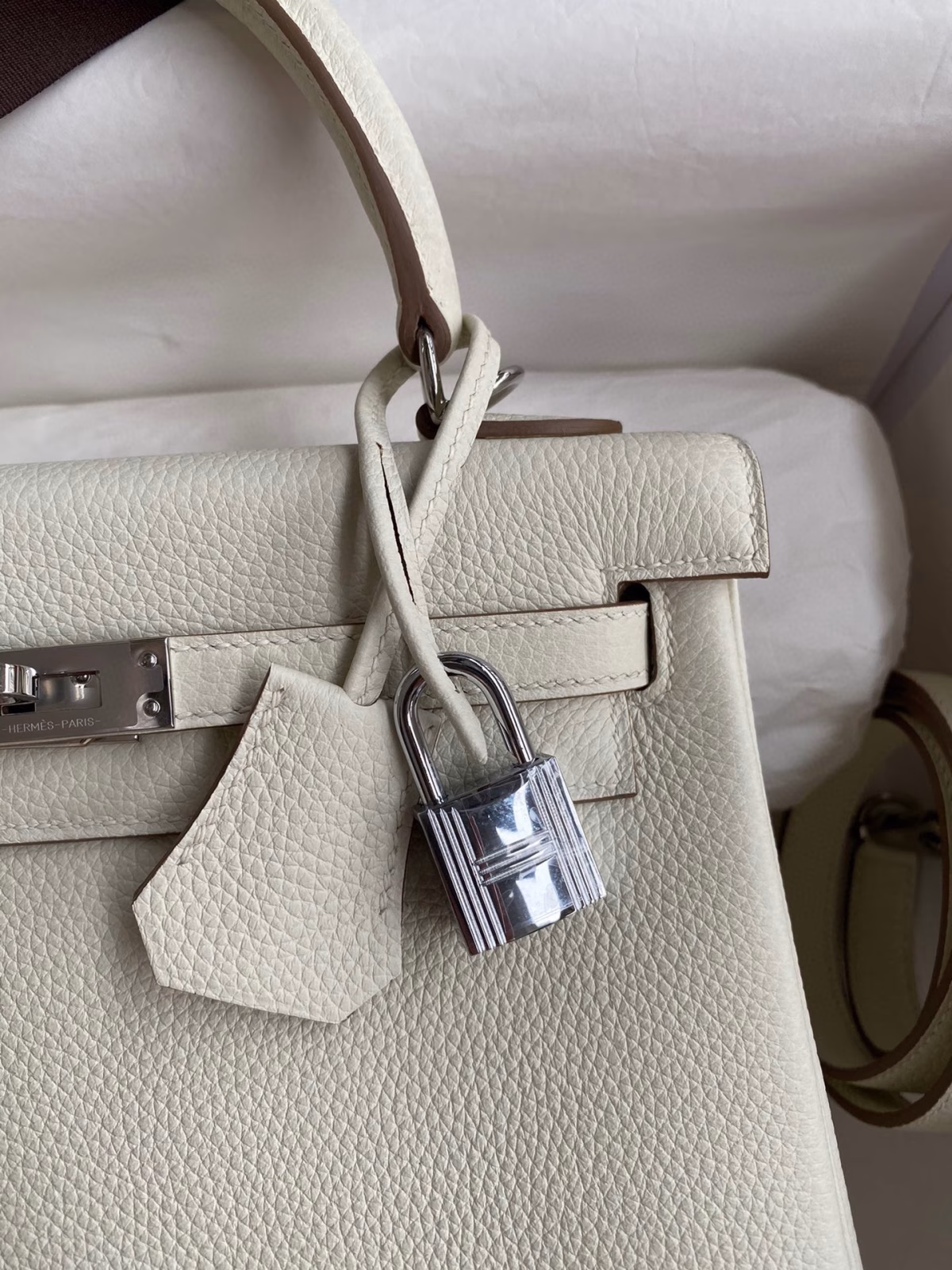 Hermes Kelly Retourne 25 Handmade Bag In Mushroom Clemence Leather - Image 3