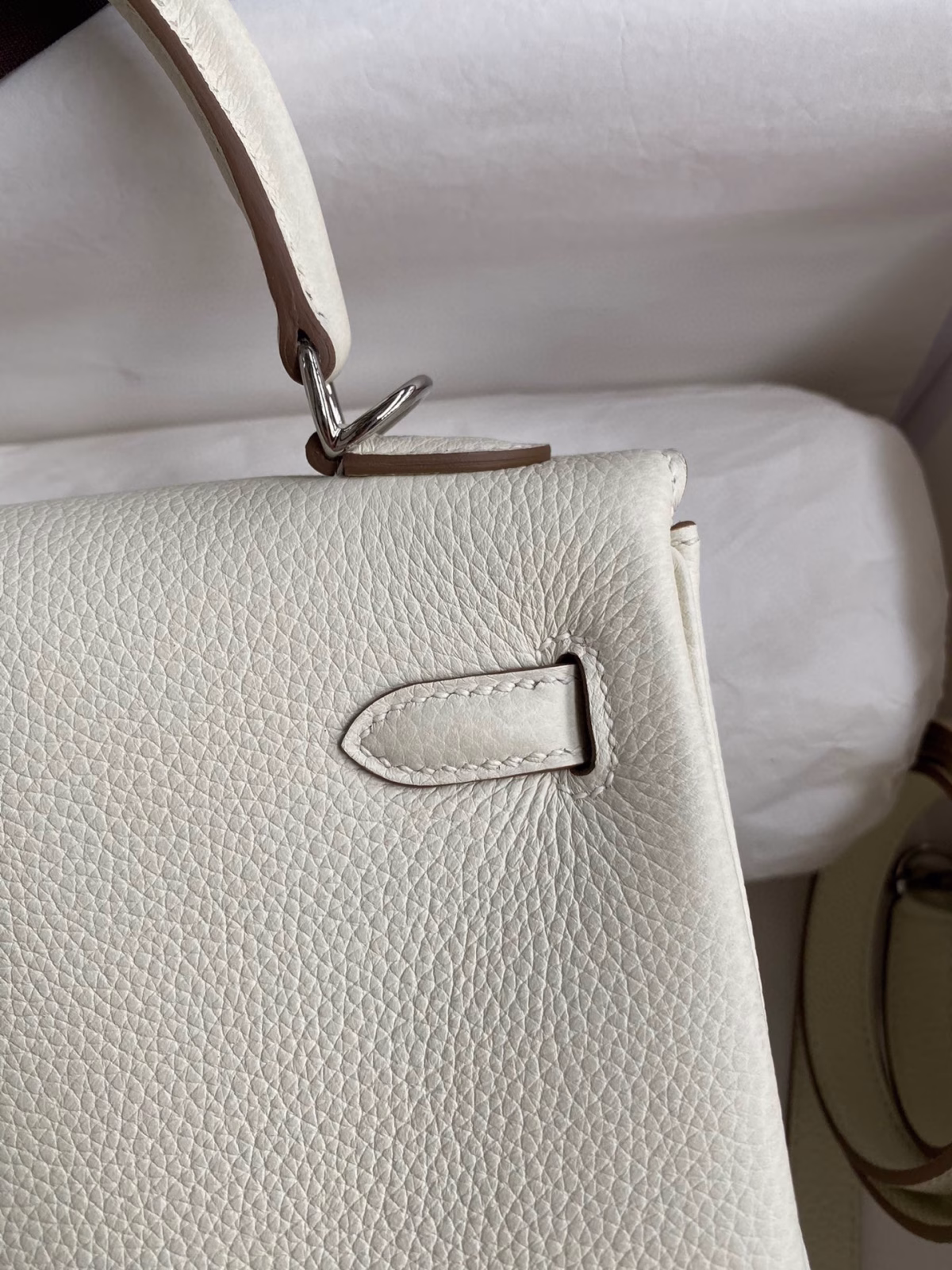 Hermes Kelly Retourne 25 Handmade Bag In Mushroom Clemence Leather - Image 2