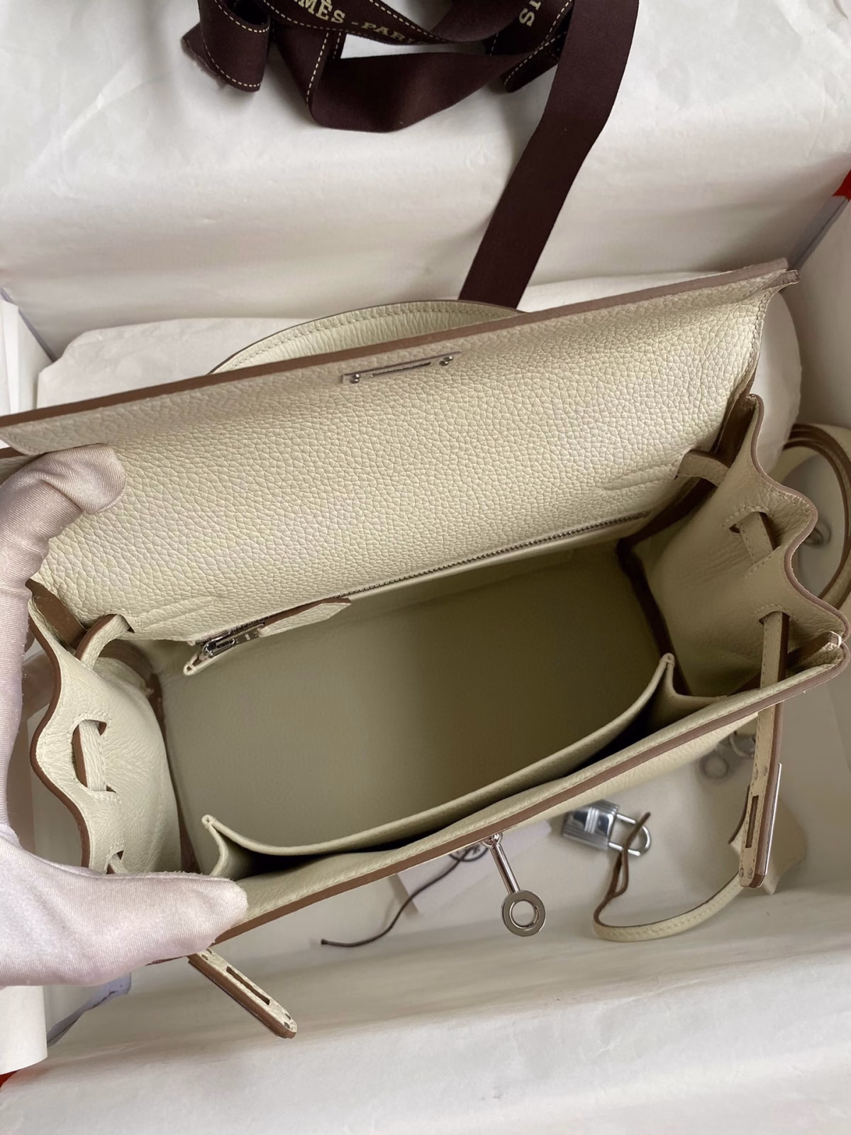Hermes Kelly Retourne 25 Handmade Bag In Mushroom Clemence Leather - Image 7